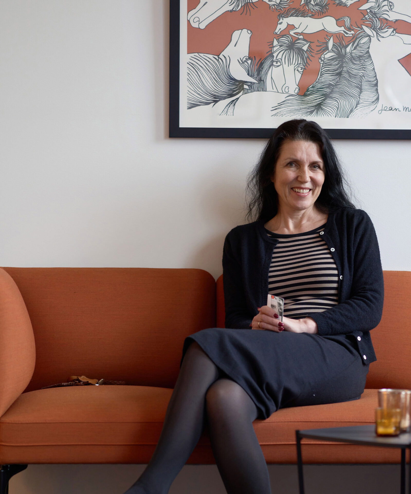 Ingunn Folgerø som holder Dramakortet