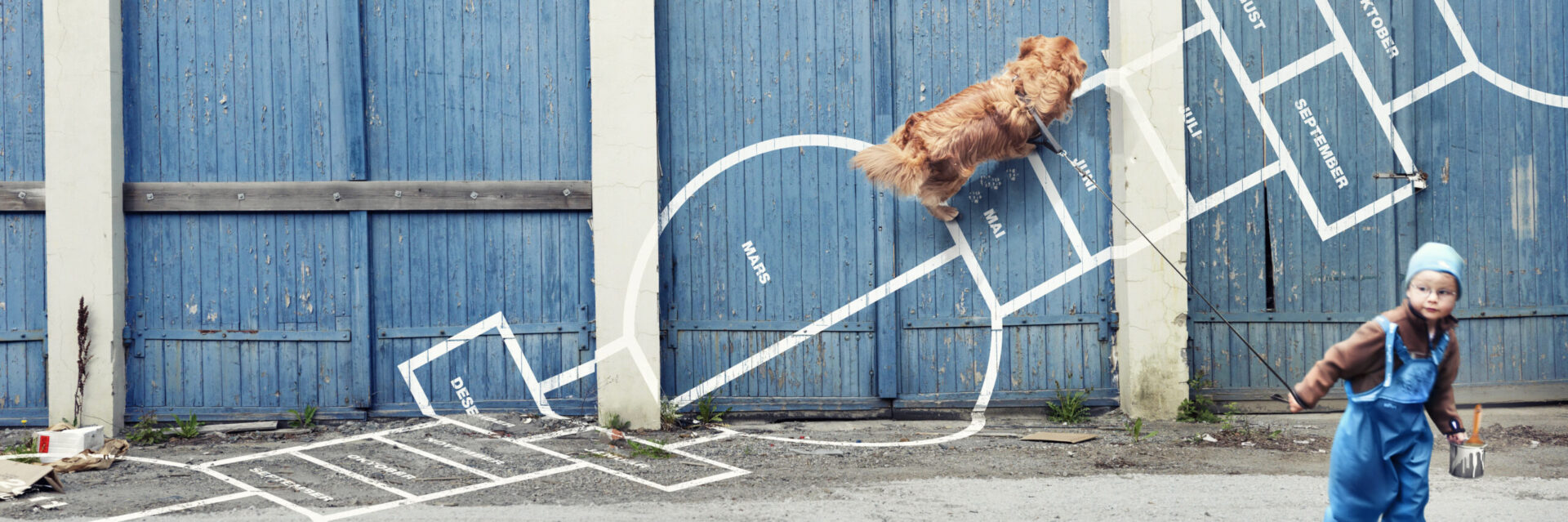 Gutt med hund som hopper paradis