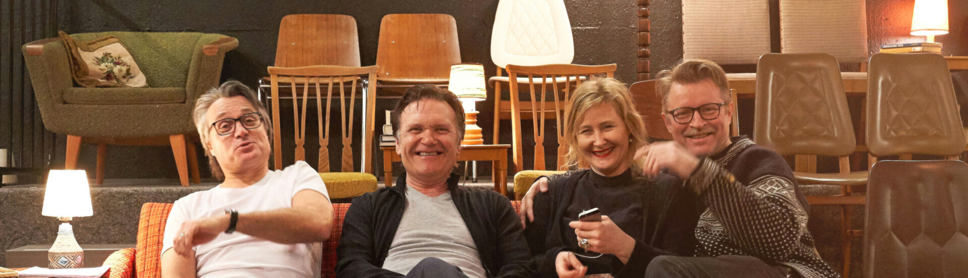 Simon, Espen, Nora og Tom sitter i en sofa