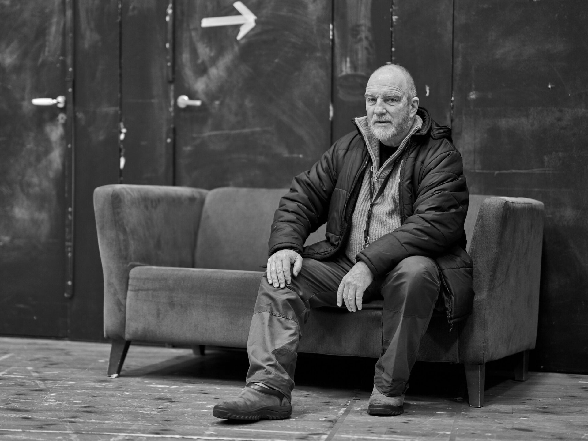 Even Stormoen sitter i en sofa