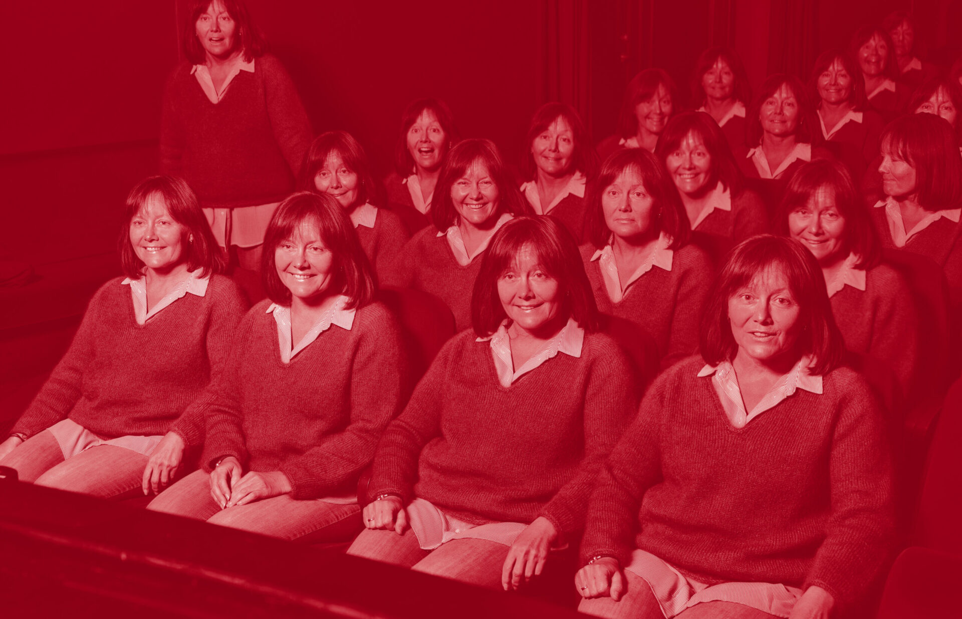 Mai Brit Staurland Strøm som sitter i en teatersal