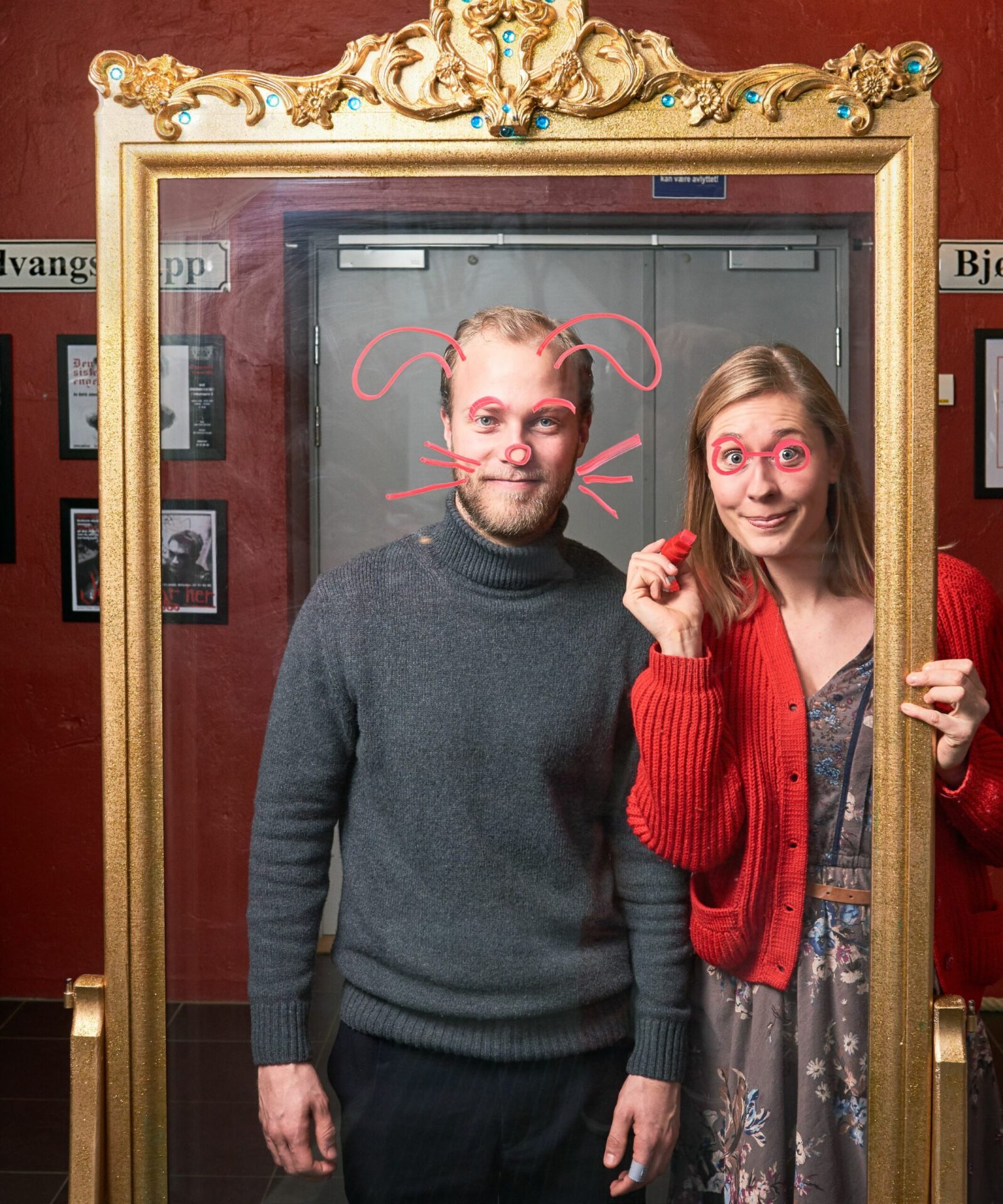 Henrik og Kathrine står inne i en gullramme