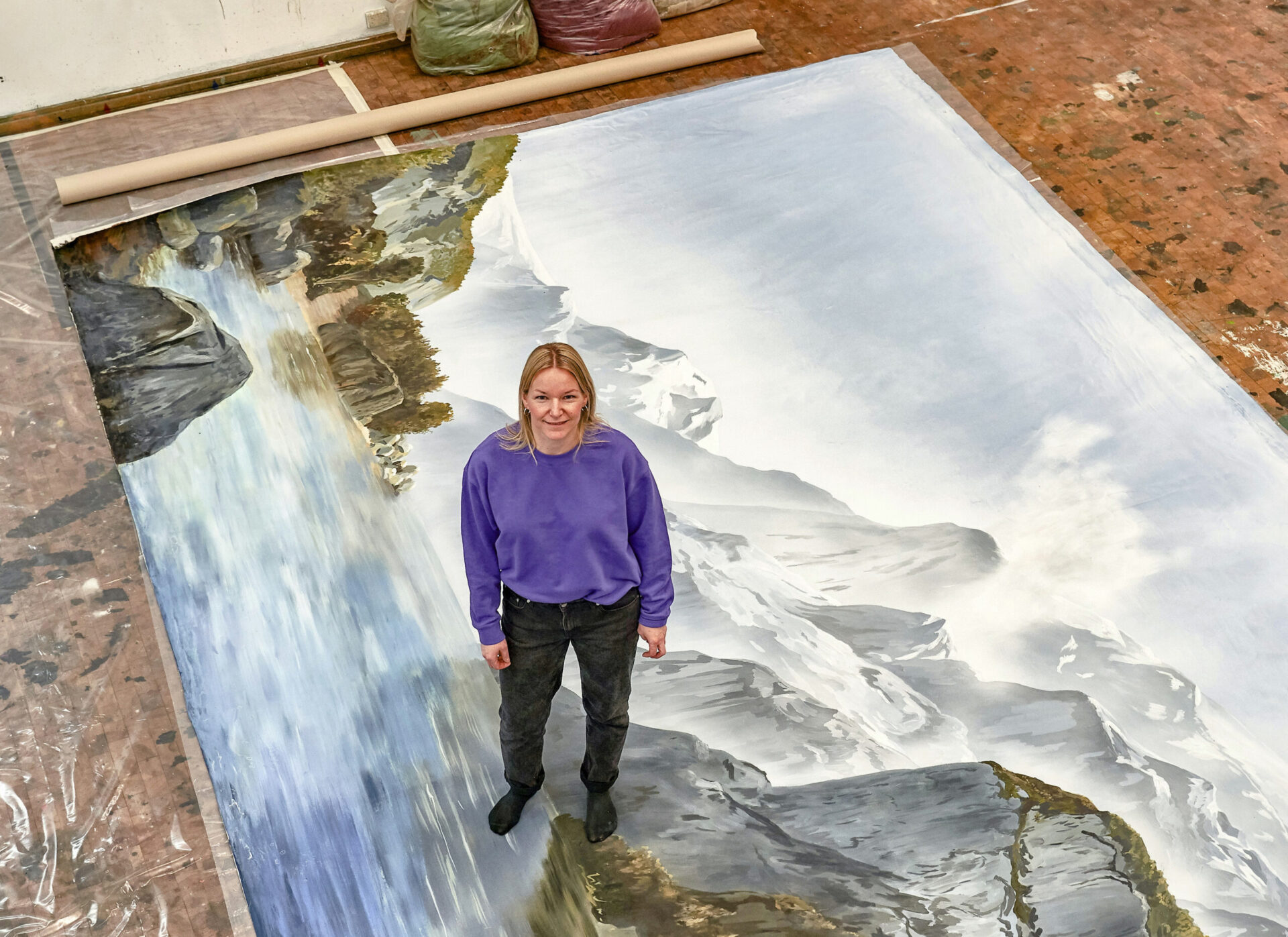 Ingrid Toogood står på et maleri som hun selv har malt