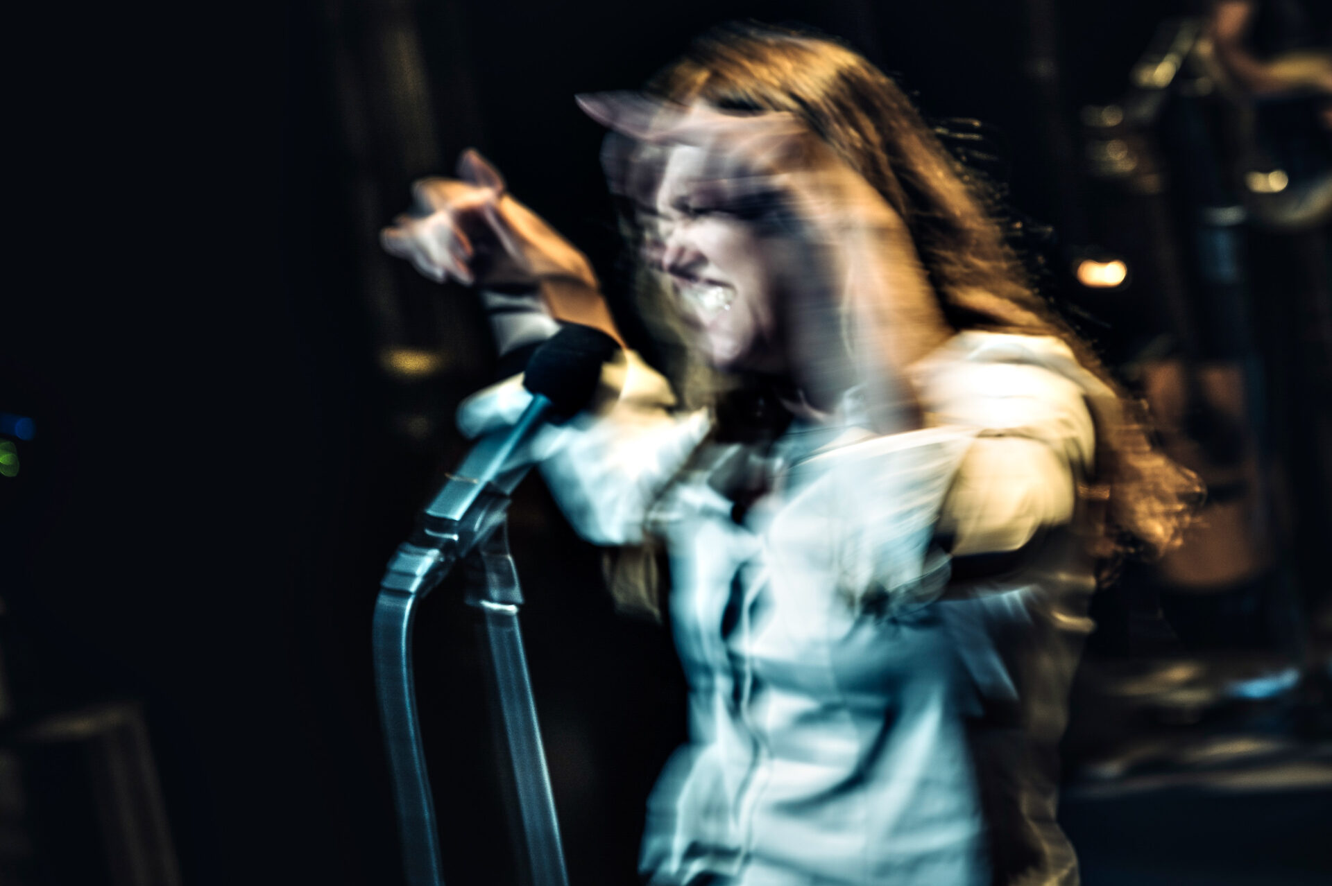 Iren Reppen står på scenen i forestilingen Det e hardt å være bitch.