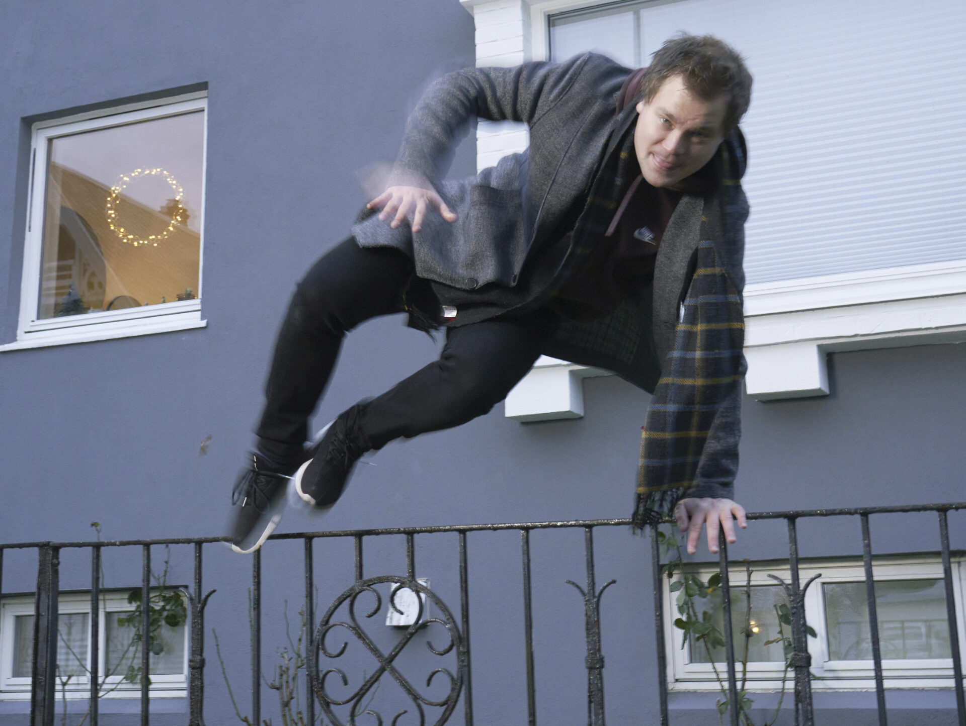 Kasper Skovli Botnen som hopper over et gjerde