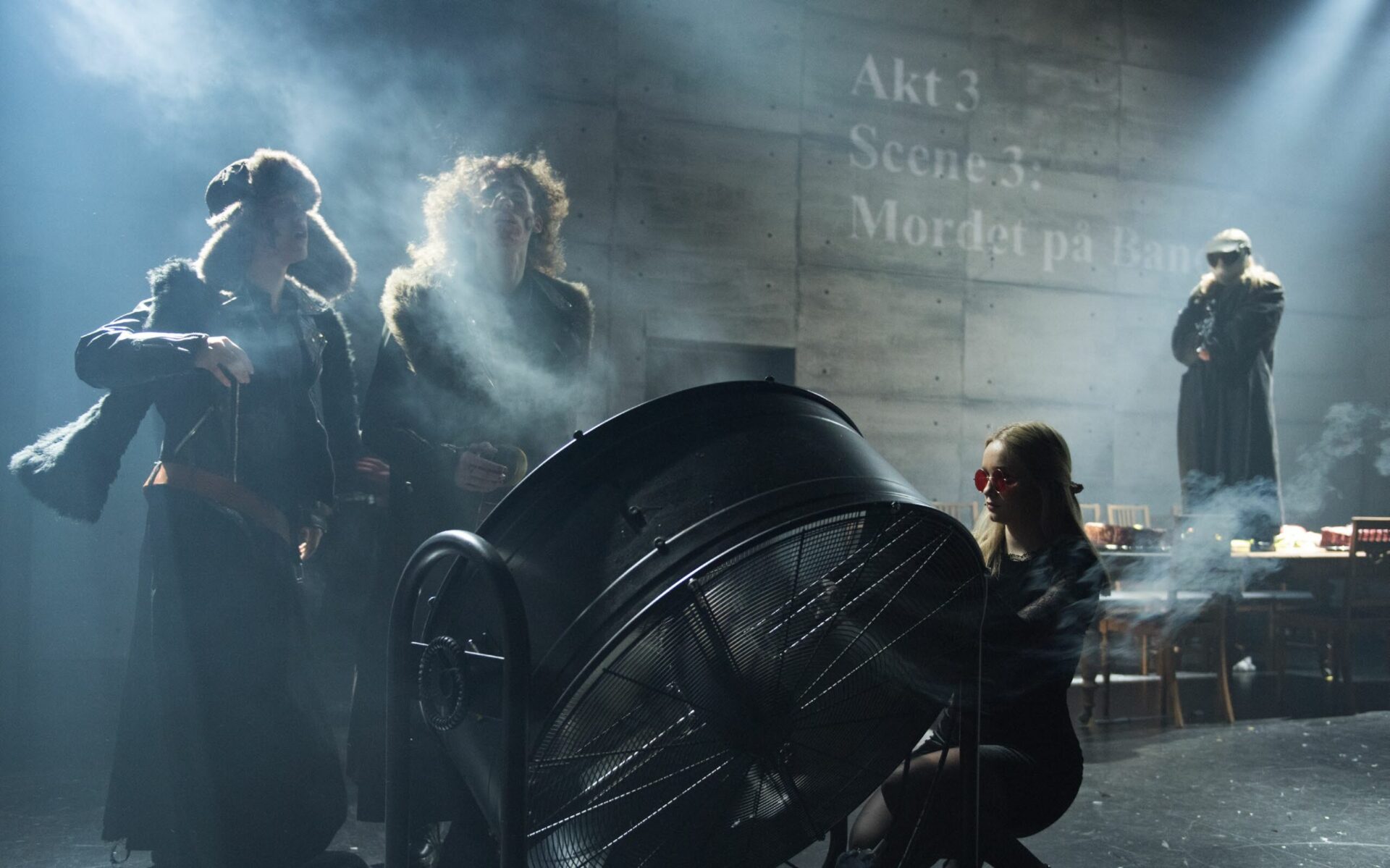 To ungdommer står foran en stor vifte i Macbeth