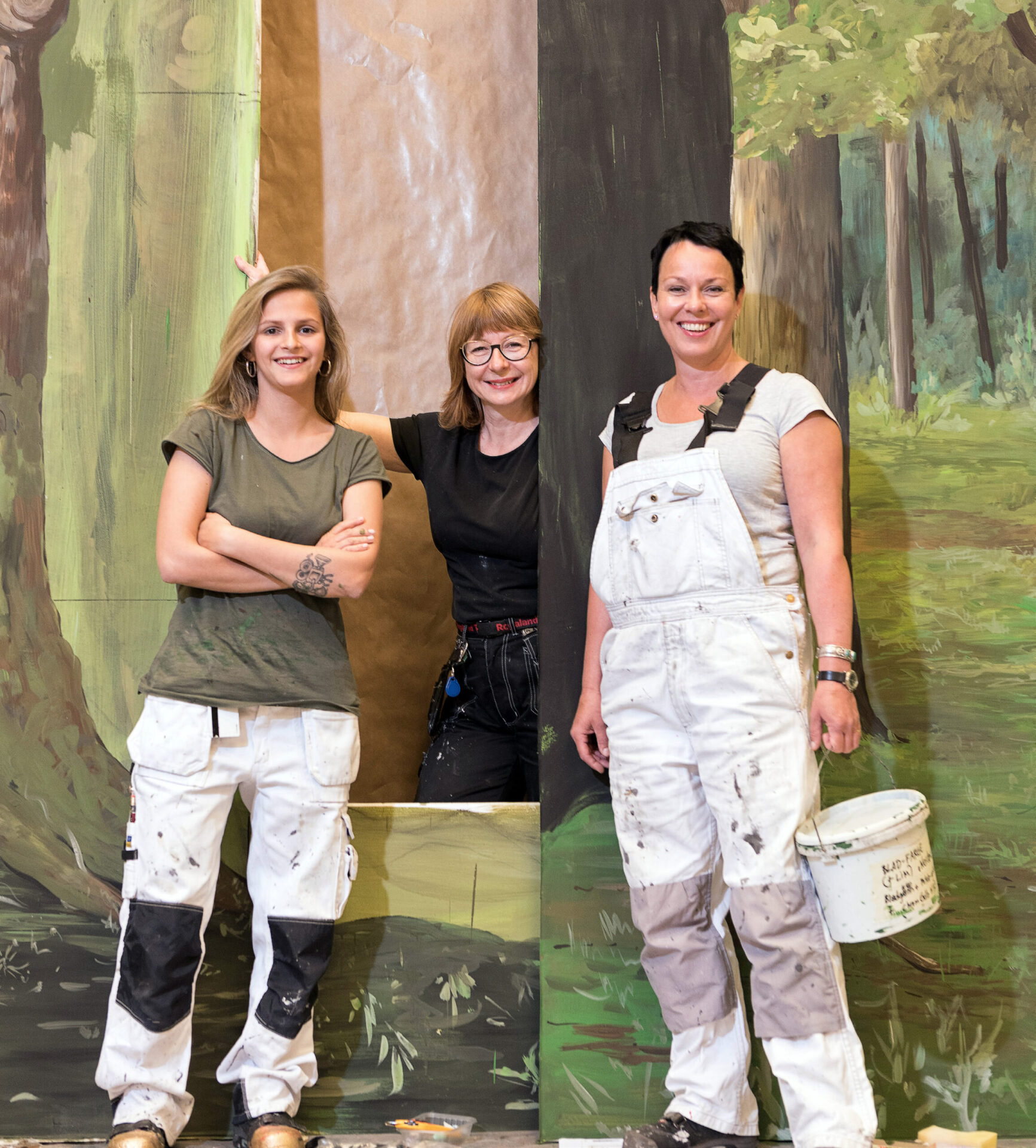 Tre kvinnelige ansatte på malersalen.