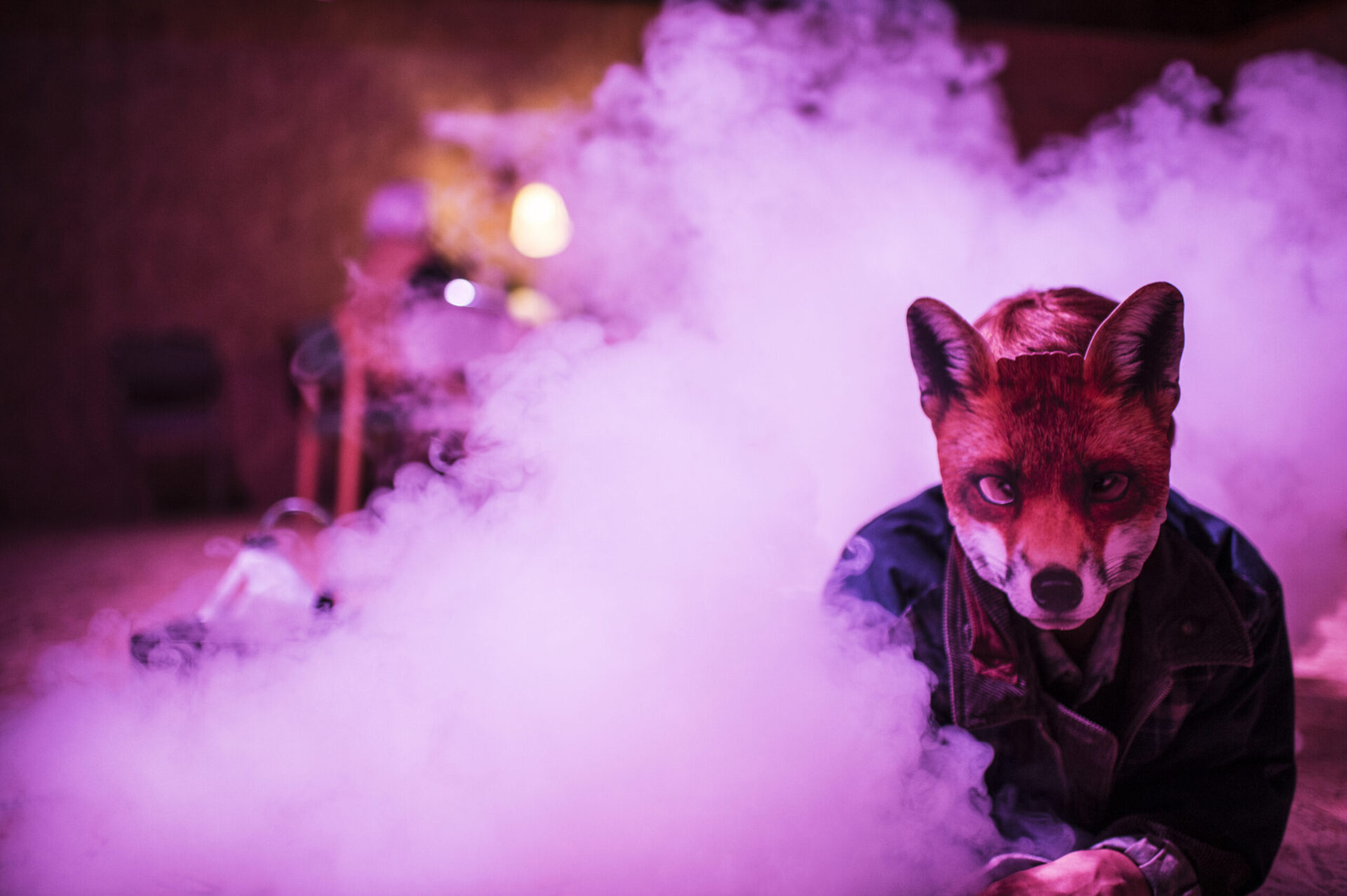 En skuespiller med en revemaske i Markens grøde