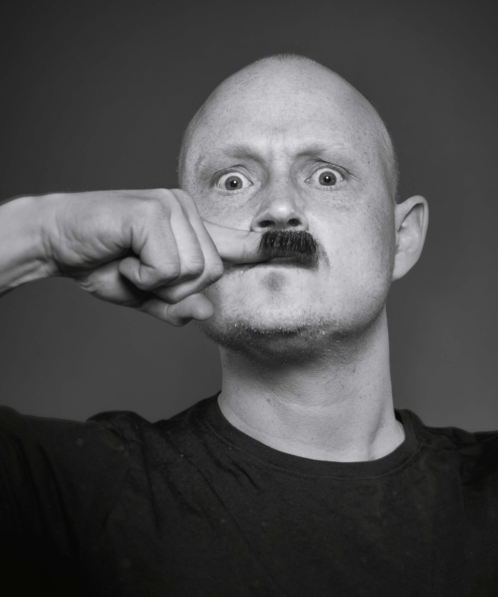 Morten Joackim med bart på en finger