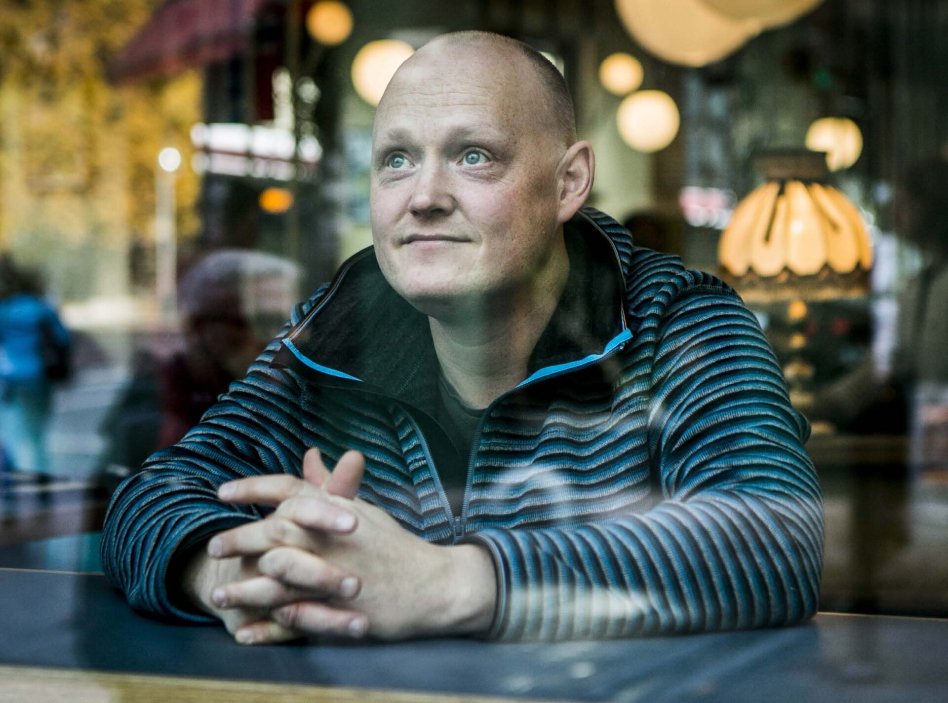 Morten Joachim ser ut av en vindu