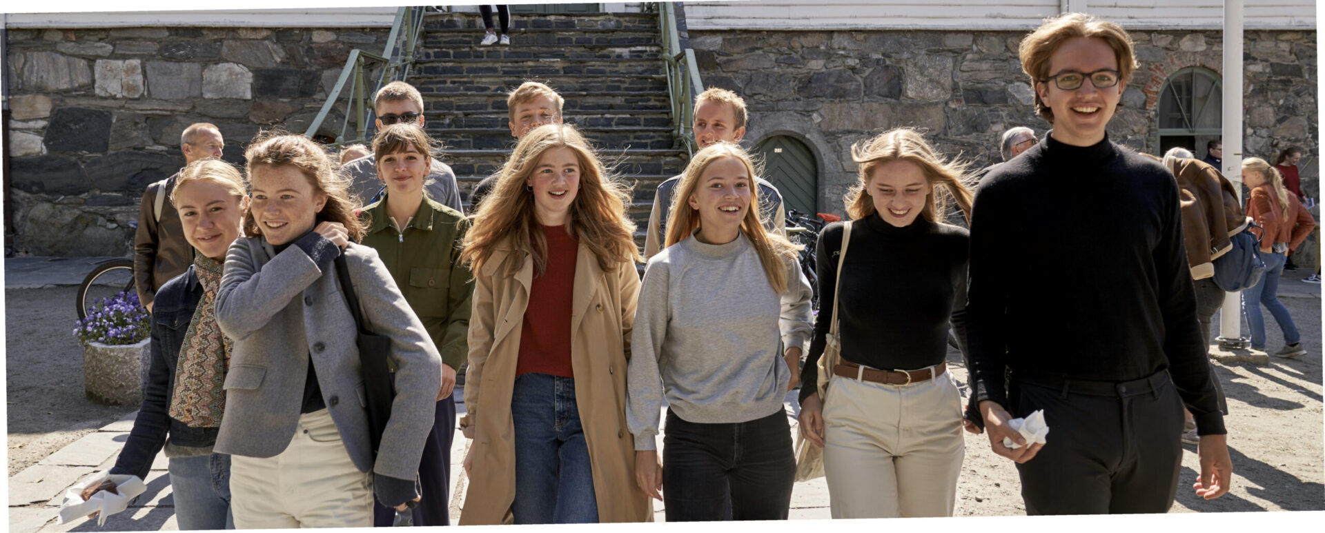 En gjeng med elever foran Kongsgård videregående skole