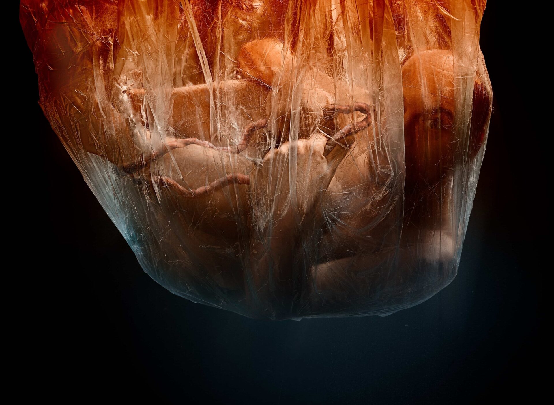 Øystein Martinsen ligger i en pose. Plakaten til Pang