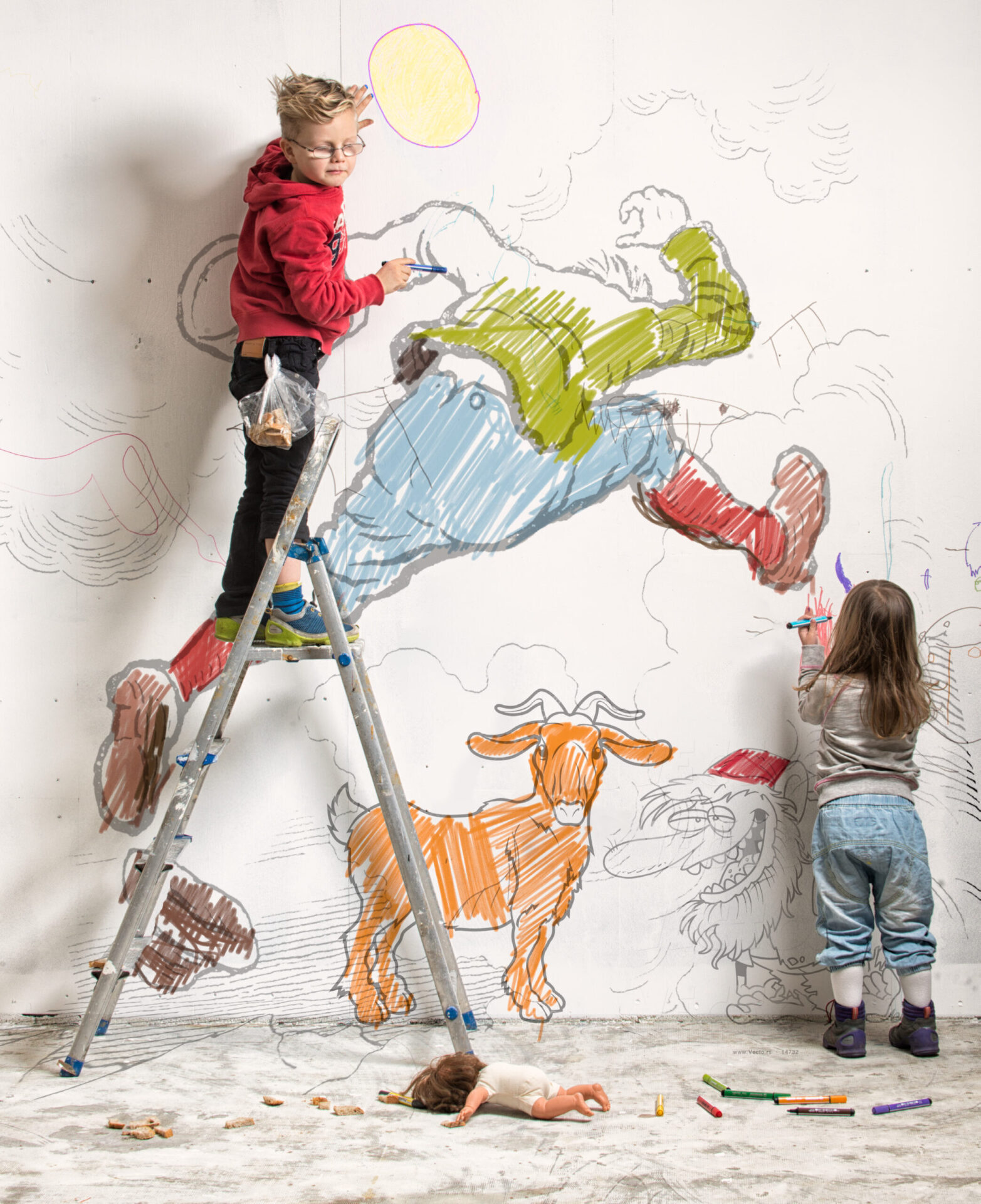 En gutt og ei lita jente som tegner eventyrfigurer på veggen