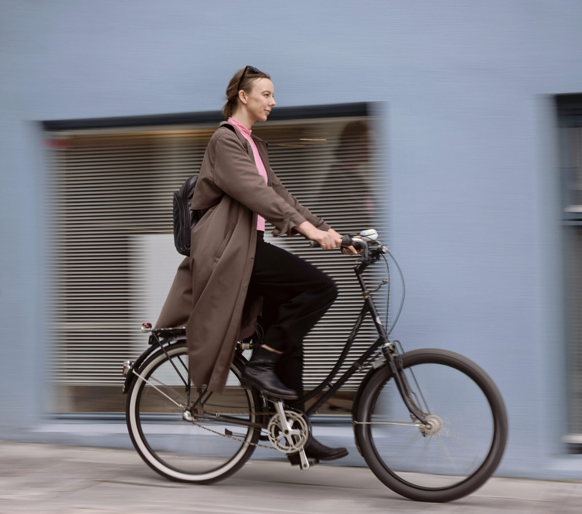 Ragnhild Tysse som sykler på en sykkel