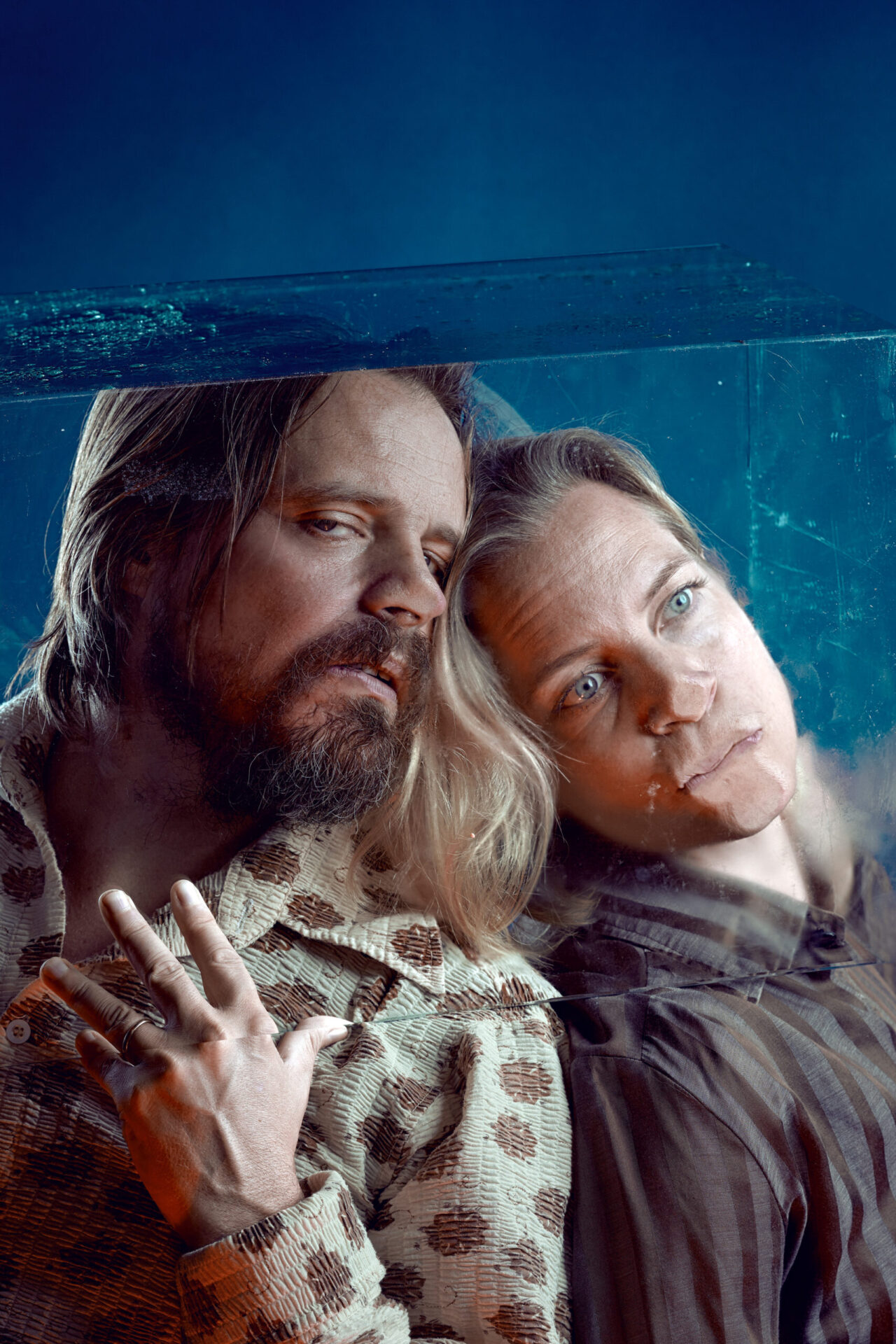 Anders Dale og Nina Ellen Ødegård trykker nesten mot en rute.