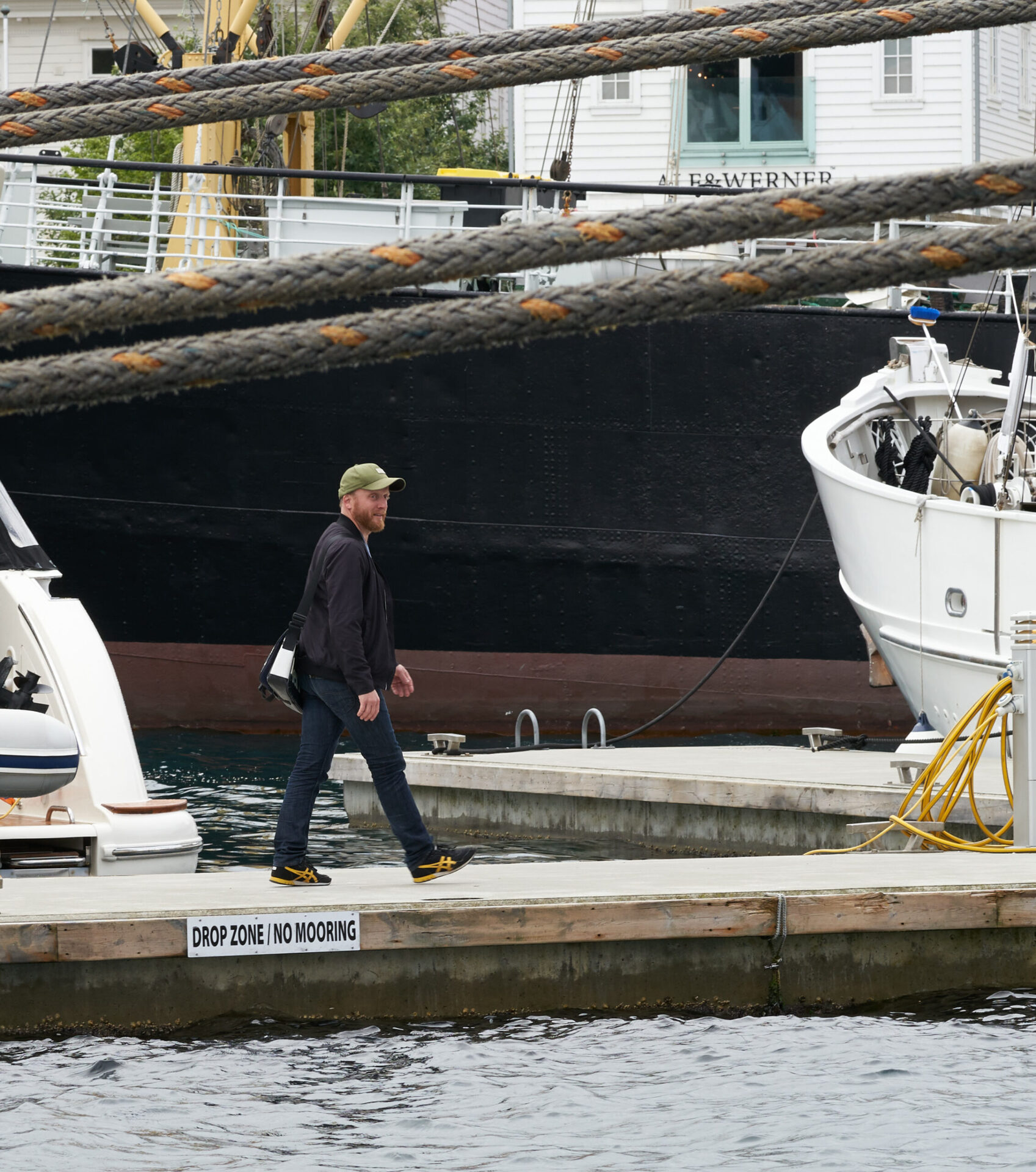 Svein Solenes som går ut på en brygge