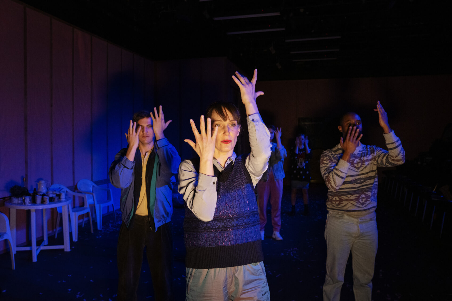 Voksne mennesker danser.