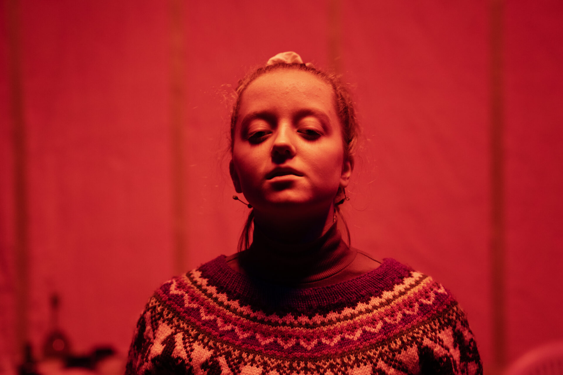 En ung kvinne ser ned.