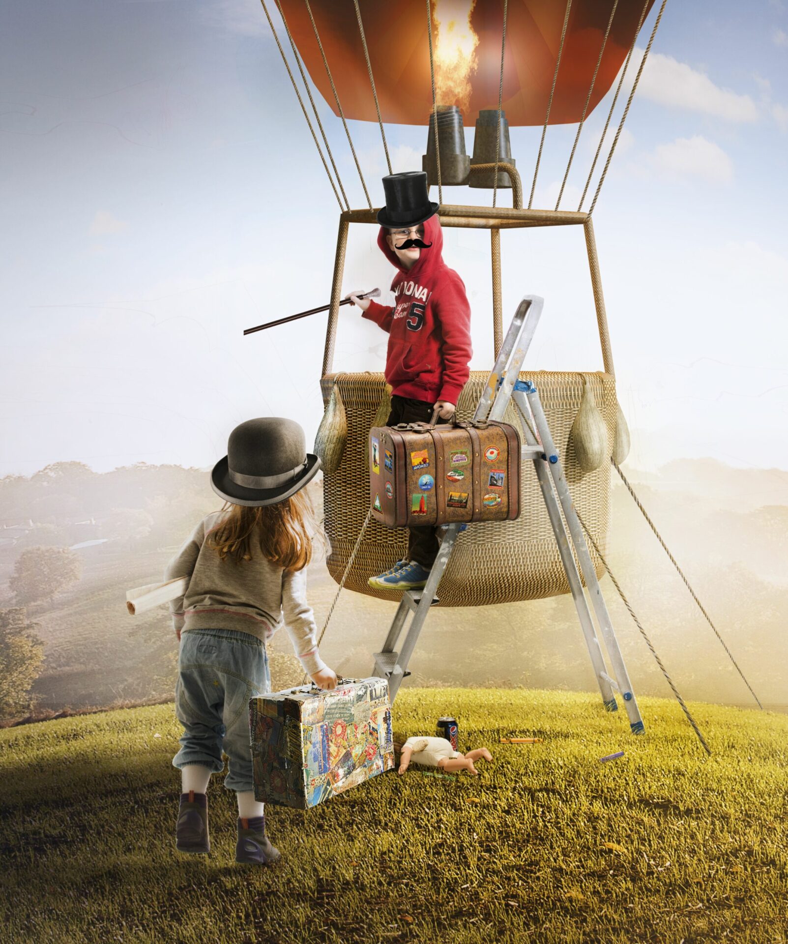 Gutt som står i en stige foran en luftballong.