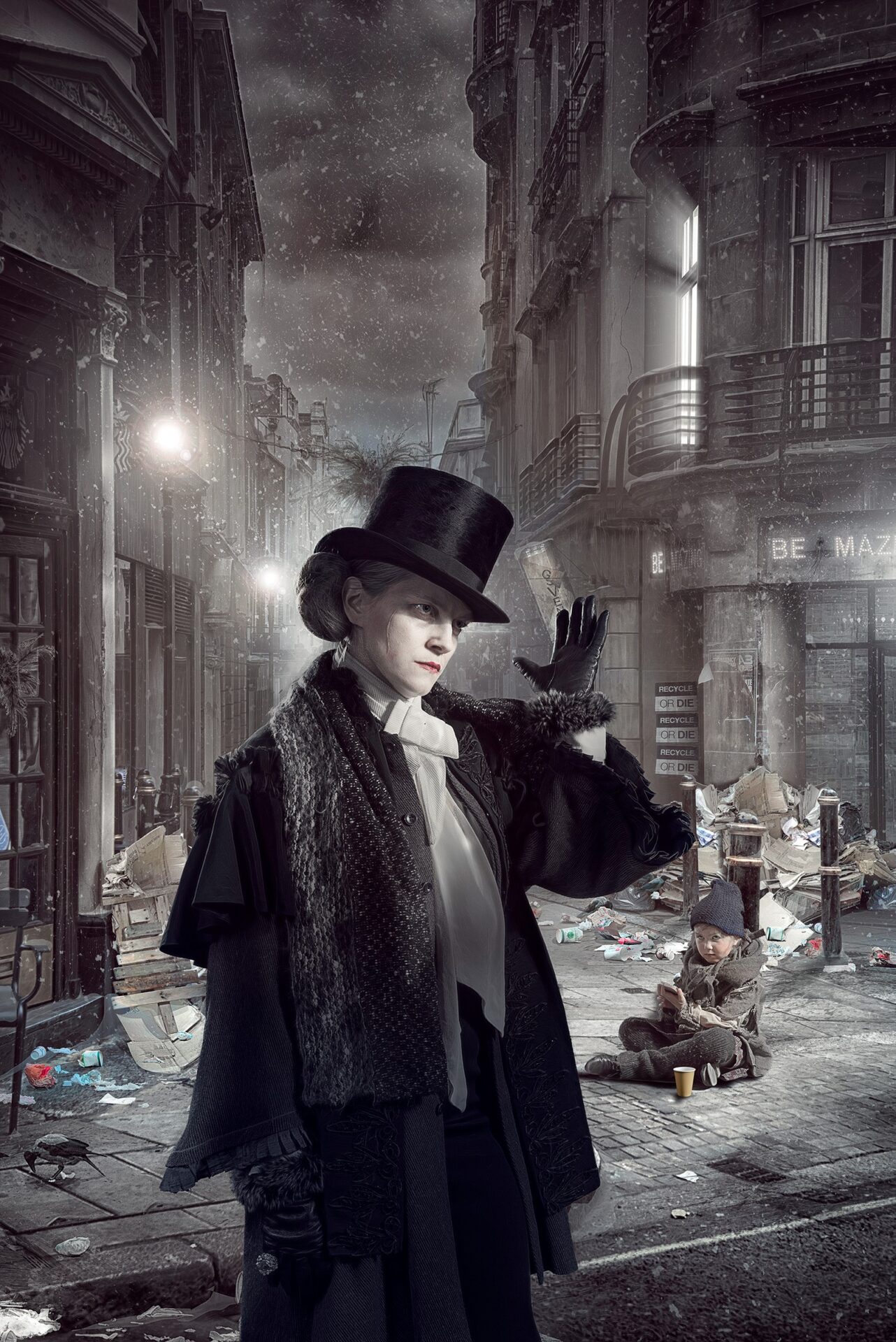 Plakatfoto A Christmas for Carol. Kvinne med flosshatt som passerer en liten fattig jente i et apokalyptisk bylandskap