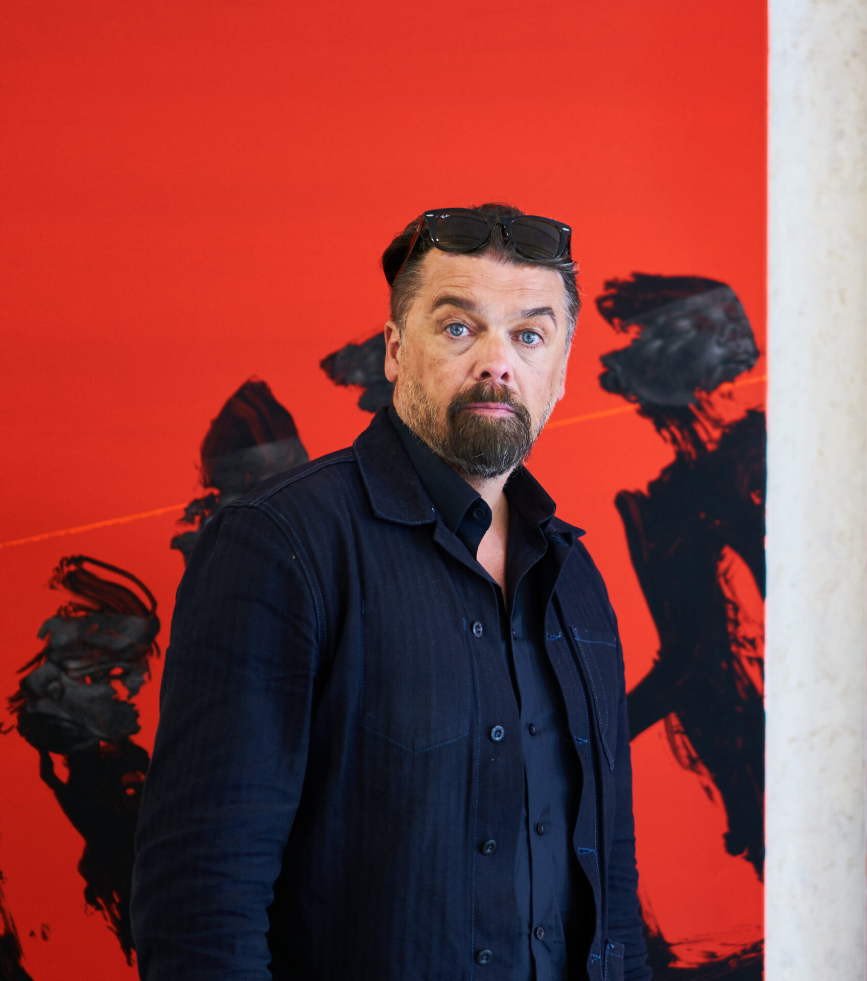 Arne Nøst foran sitt eget maleri