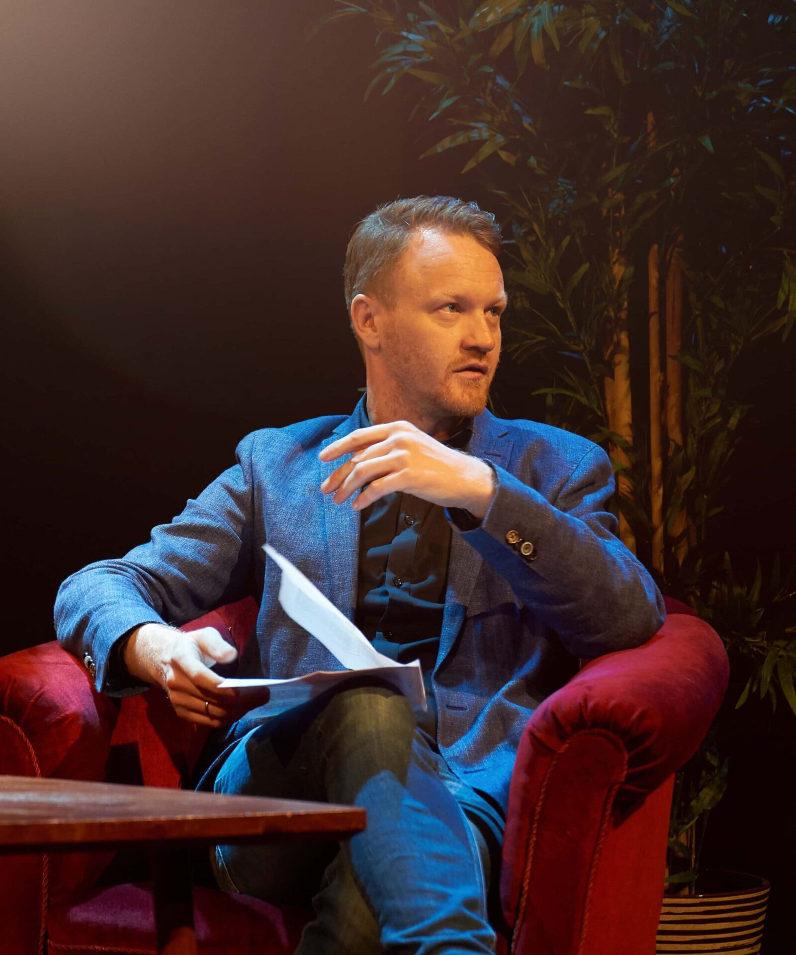 Glenn André Kaada sitter i en stol