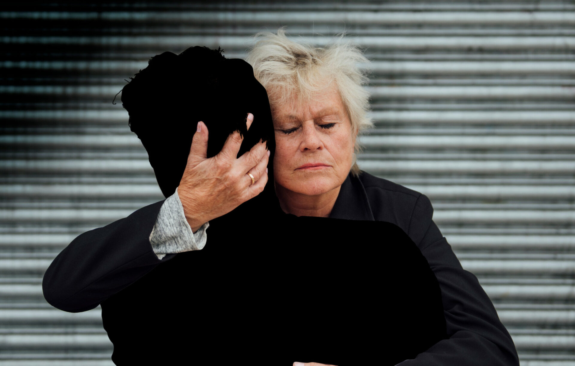 Kvinne som omfavner en anonym skikkelse.