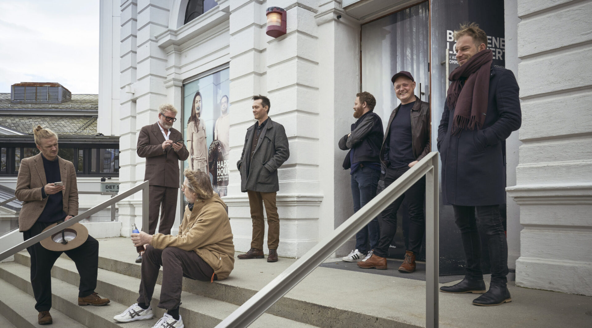 Bandet Vamp på trappene til Teaterhallen