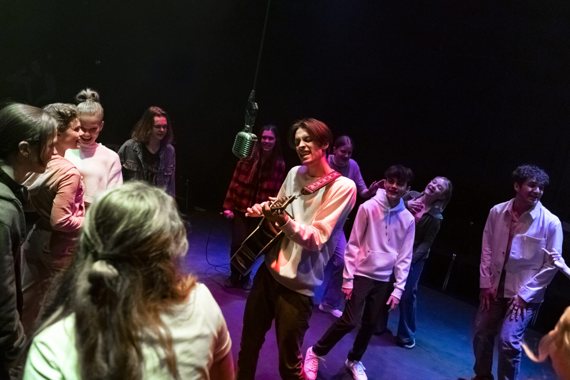 Medlemmer fra Barne- og ungdomsteatret i forestillingen Vekk meg!!