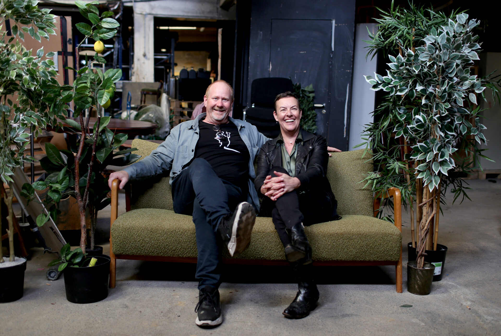 Teaterdirektør Ellen Math Henrichsen og HMS- og Driftssjef Øystein Næss som sitter i en sofa og smiler