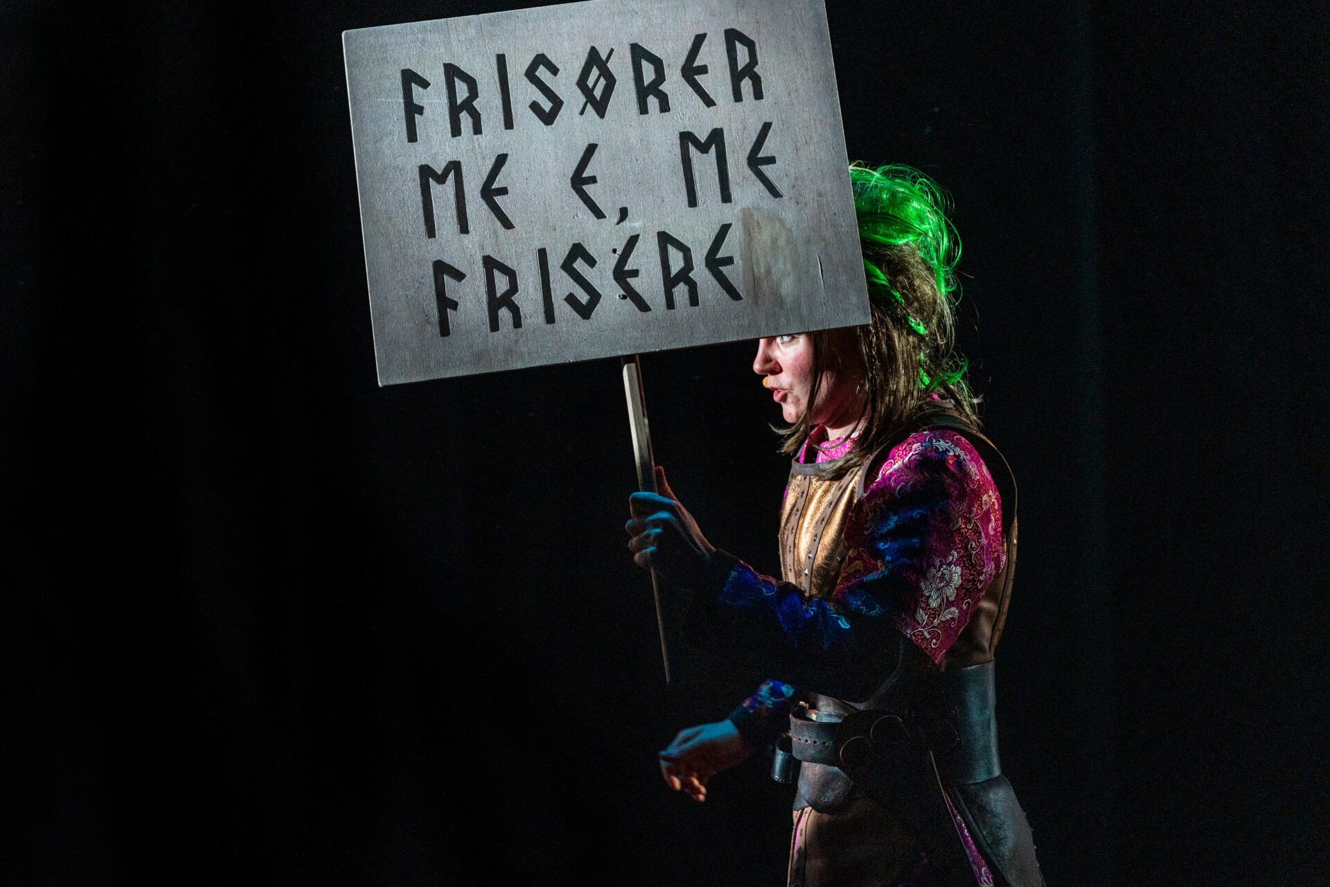 En frisør som går i protesttog med en fane.