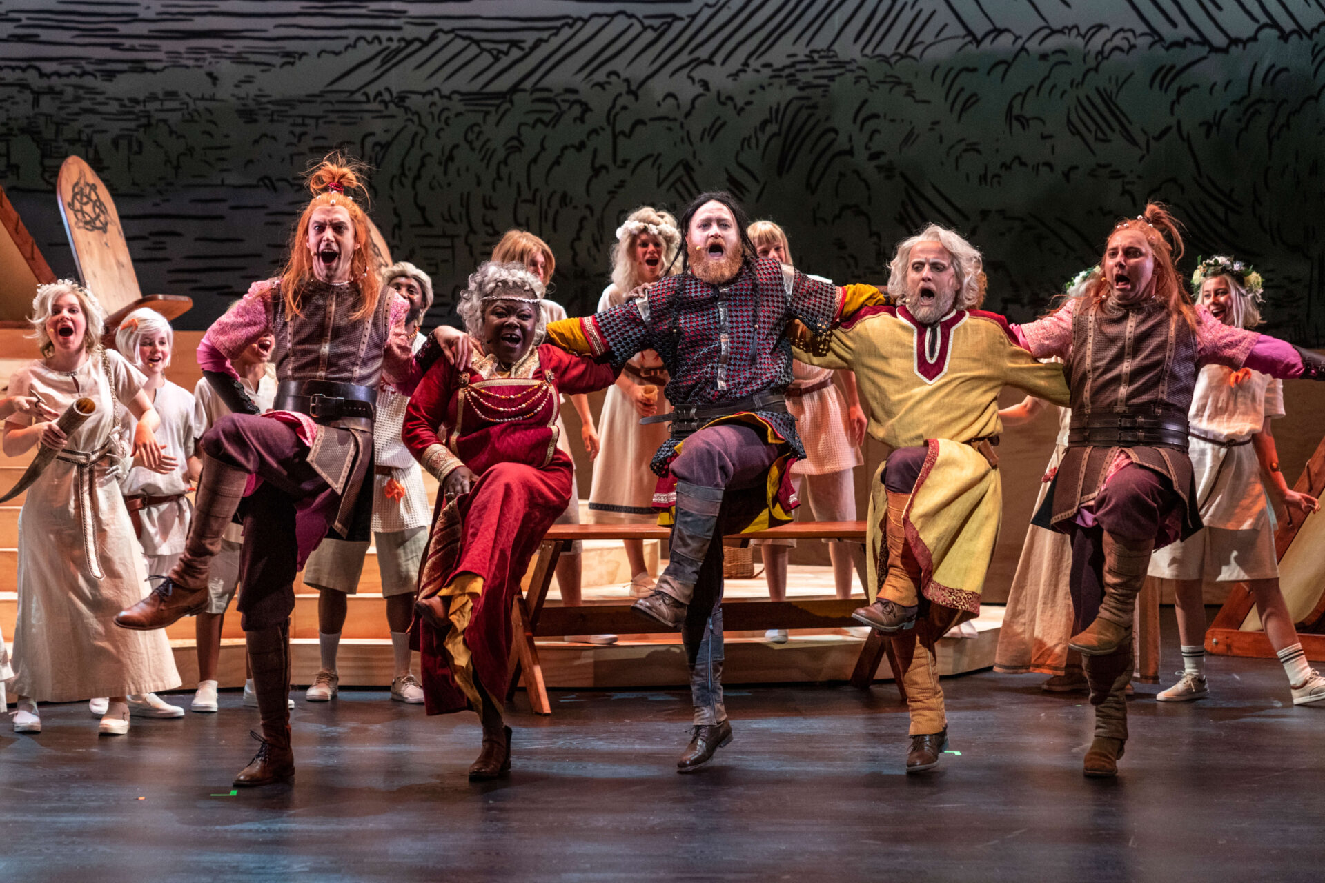 Skuespillerne synger og danser.