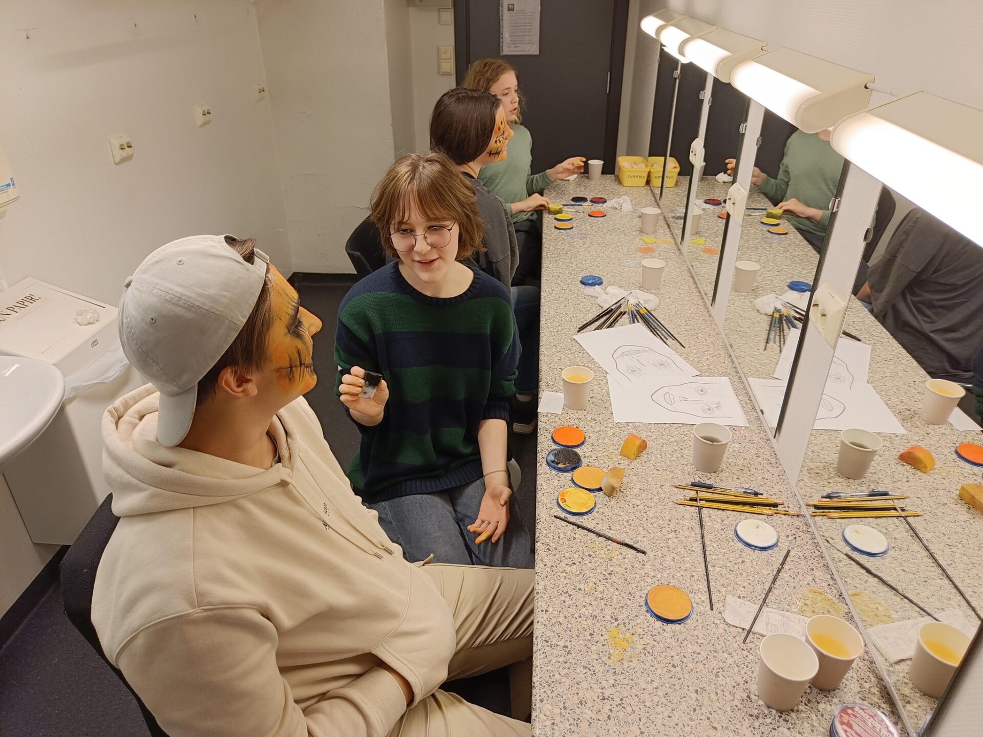 Medlem av Barne- og ungdomsteatret som blir sminket med teatersminke