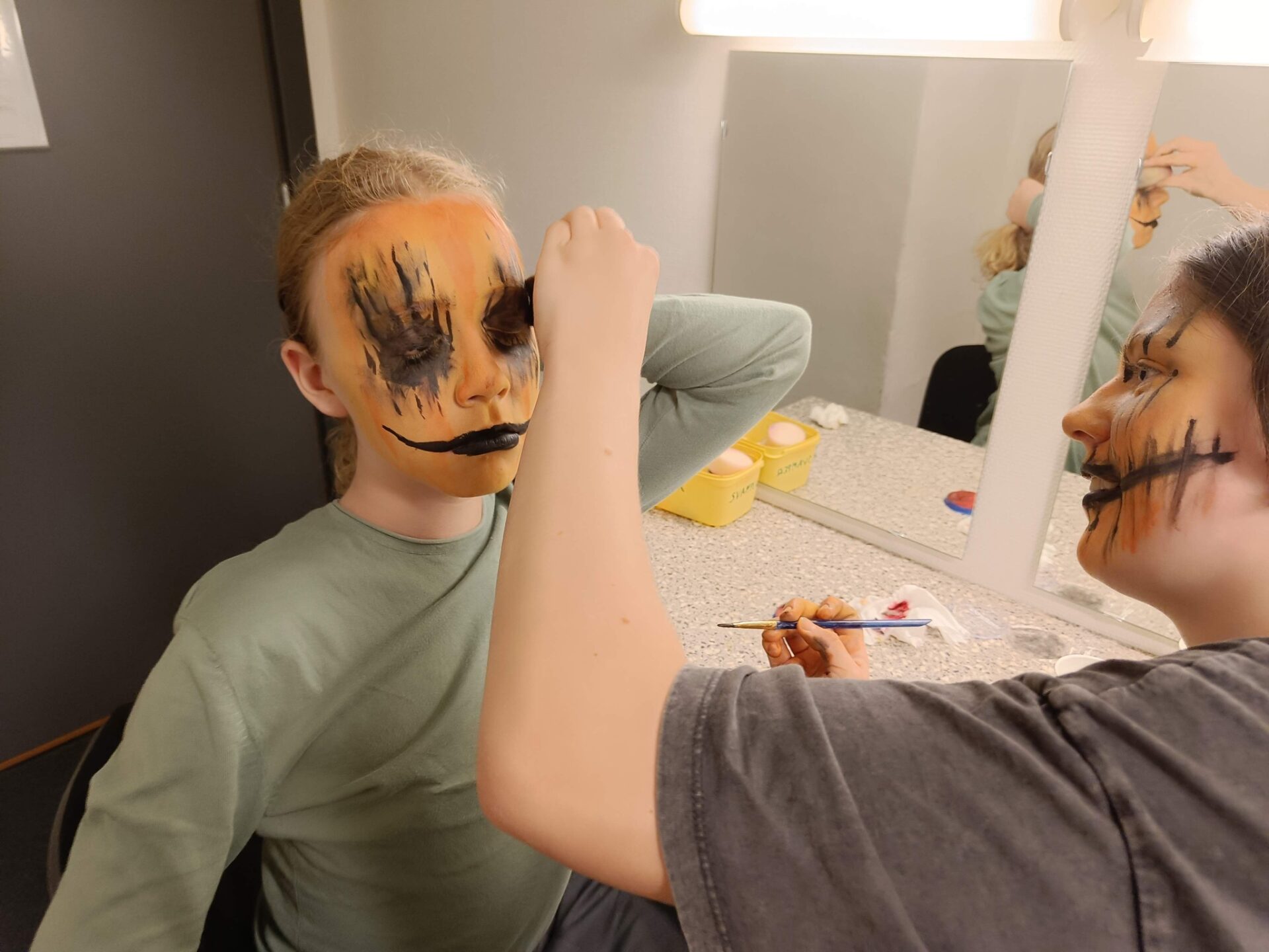 Medlem av Barne- og ungdomsteatret som blir sminket med teatersminke
