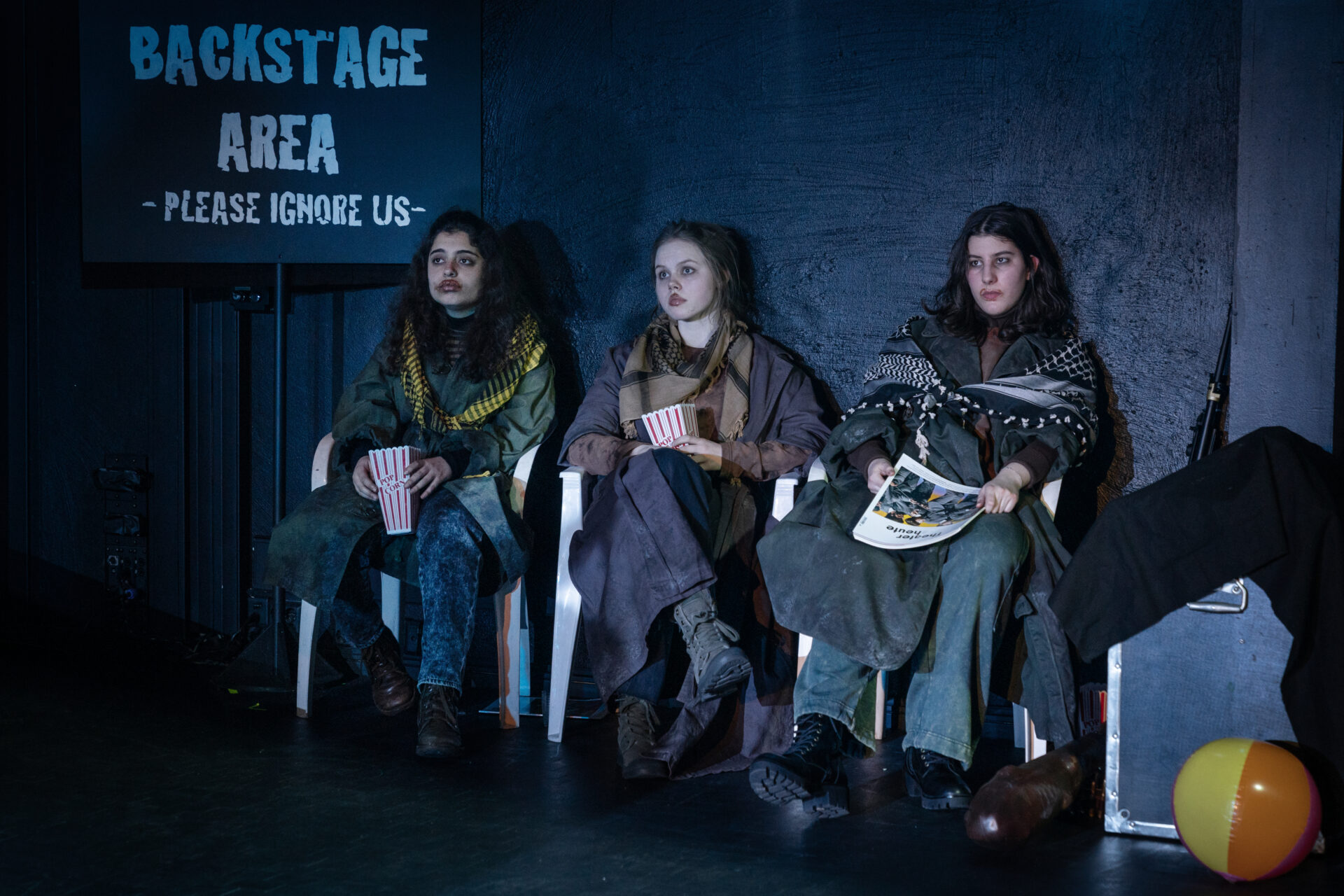 Tre jenter som sitter i hver sin stol og ser rett frem.