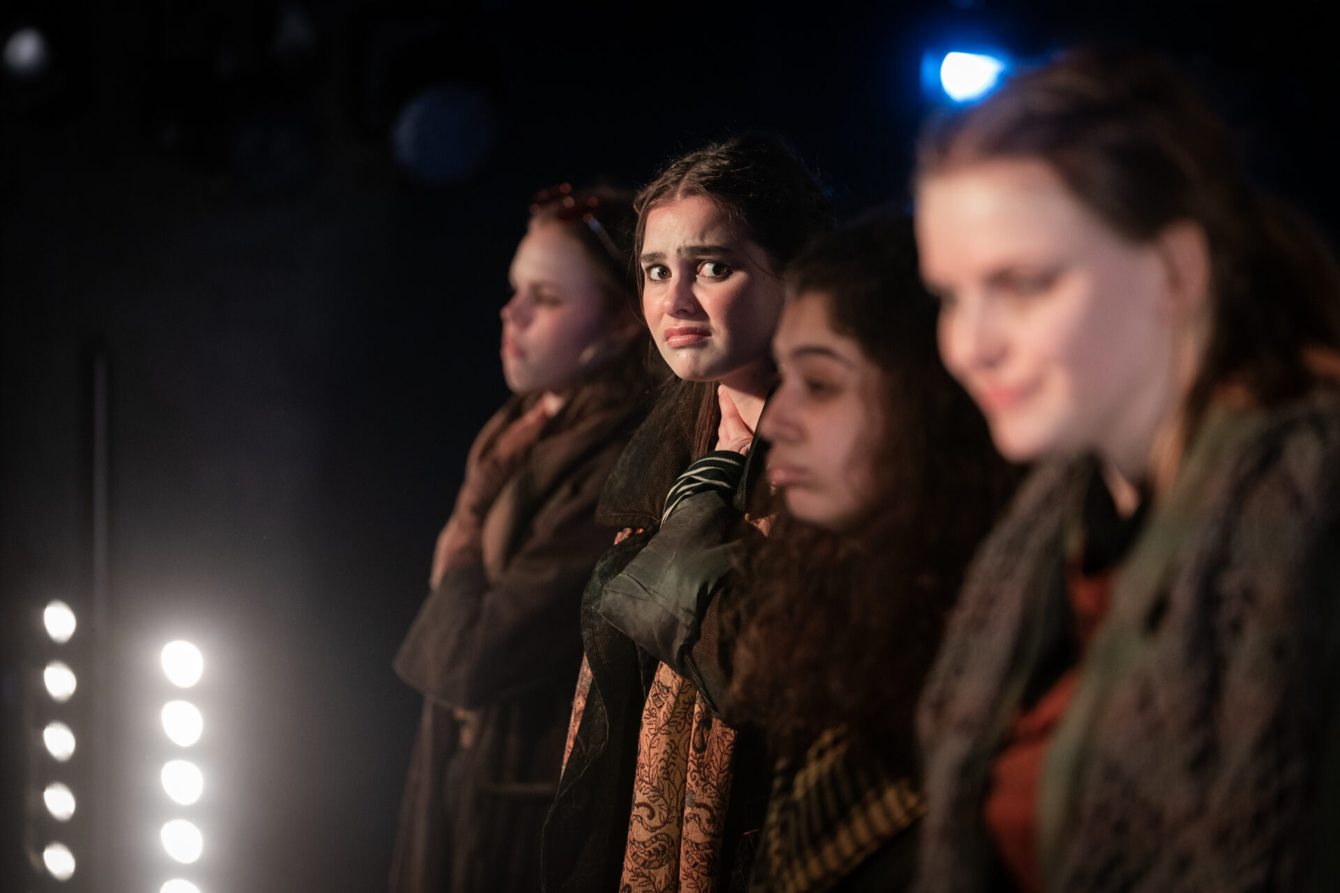 En jente som som har frykt i øynene og ser på sin venninne