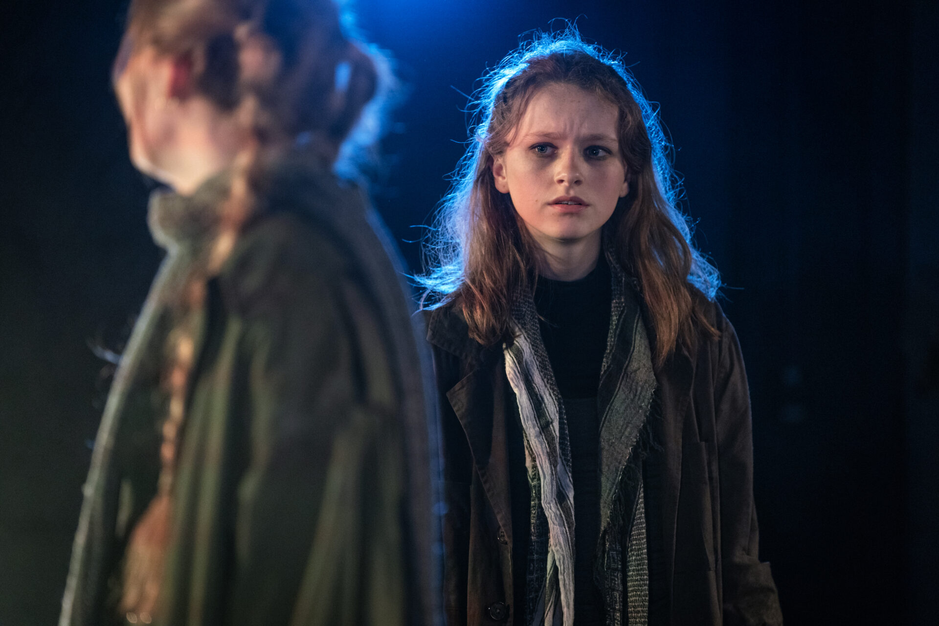 Jente som ser mistenksomt på en annen jente