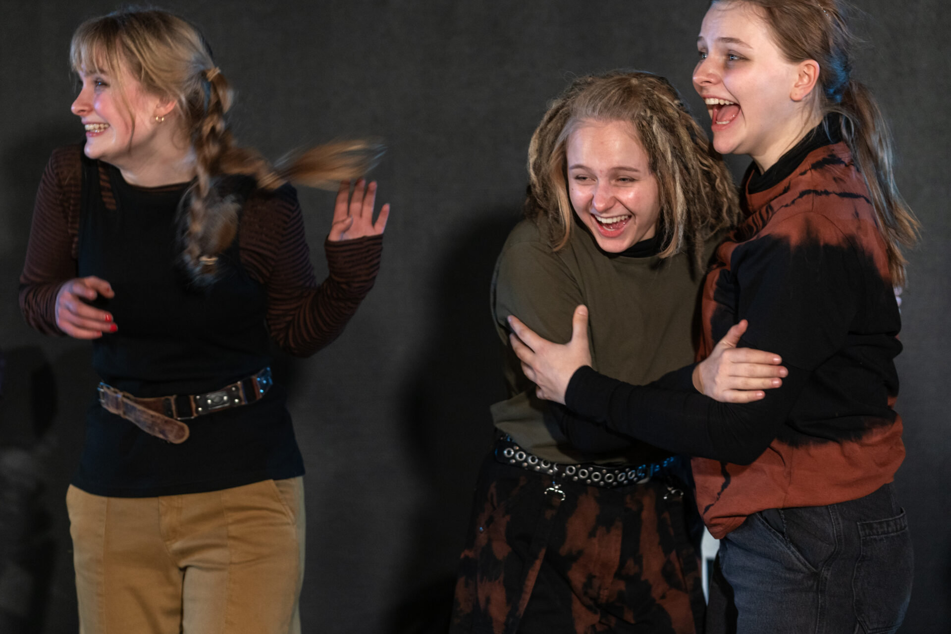 Tre jenter som ler