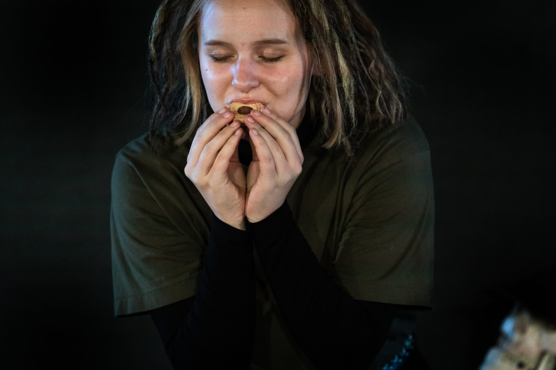 Jente som spiser kjeks