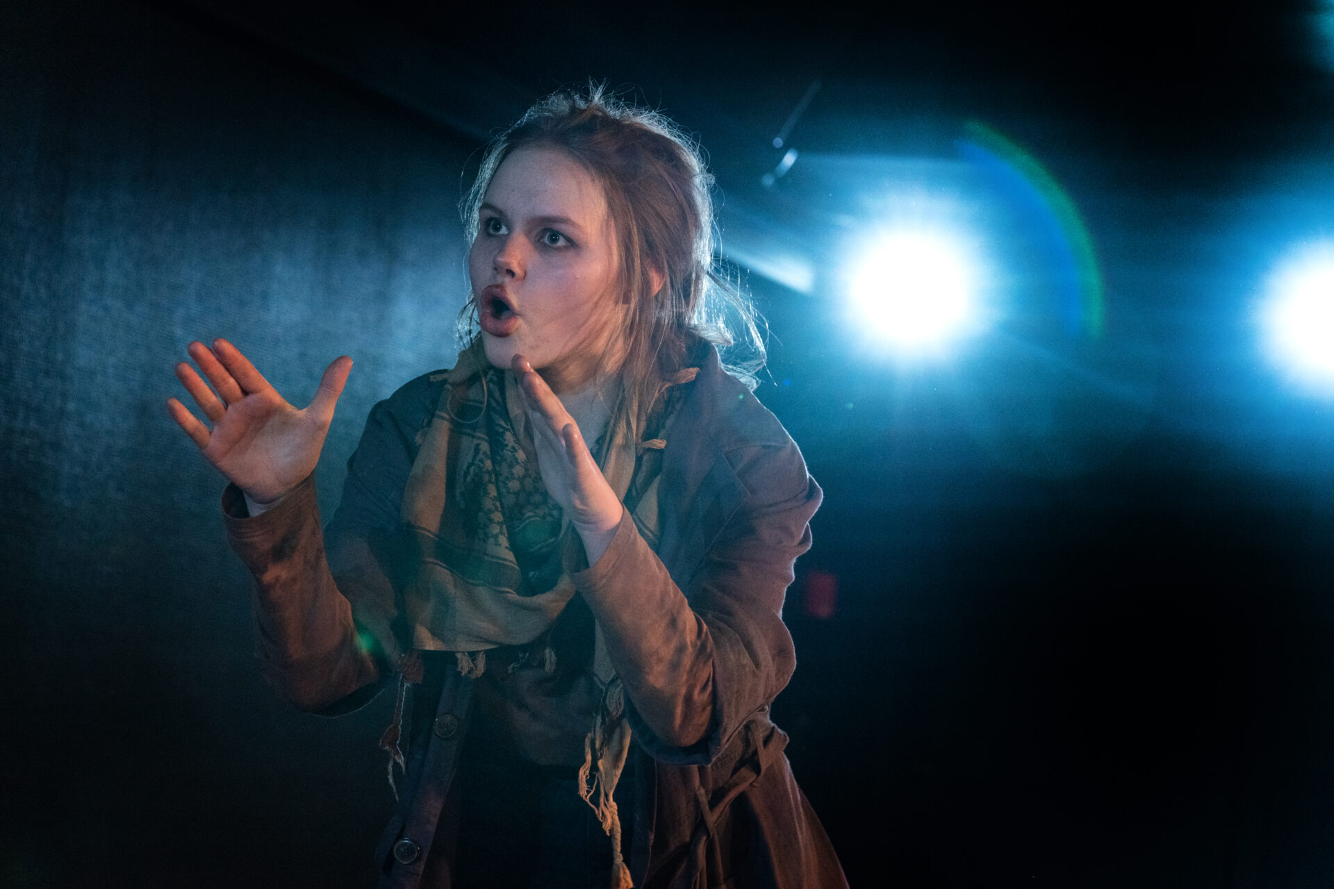 Jente som forklarer og gestikulerer