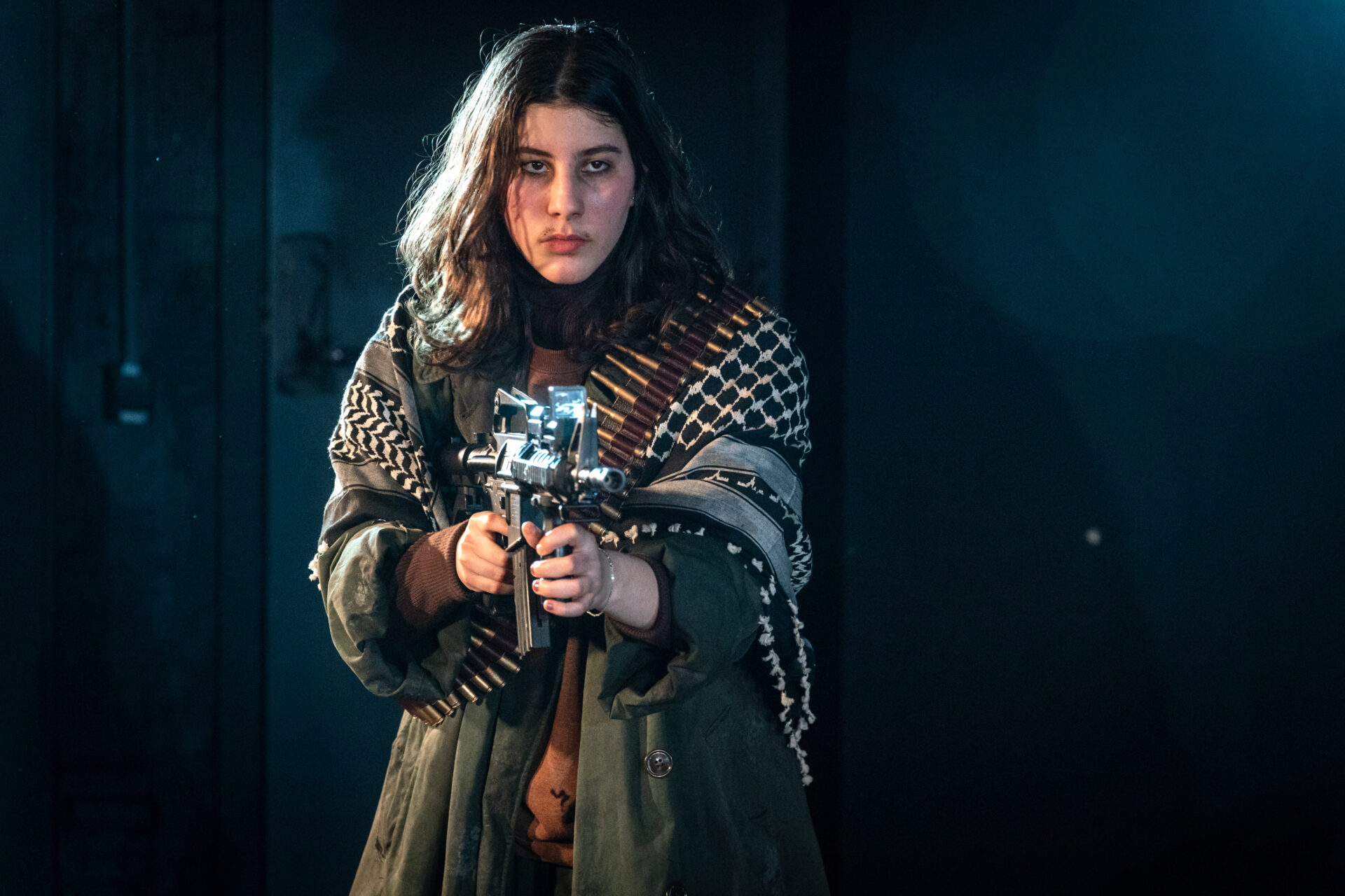 Jente som sikter med et maskingevær