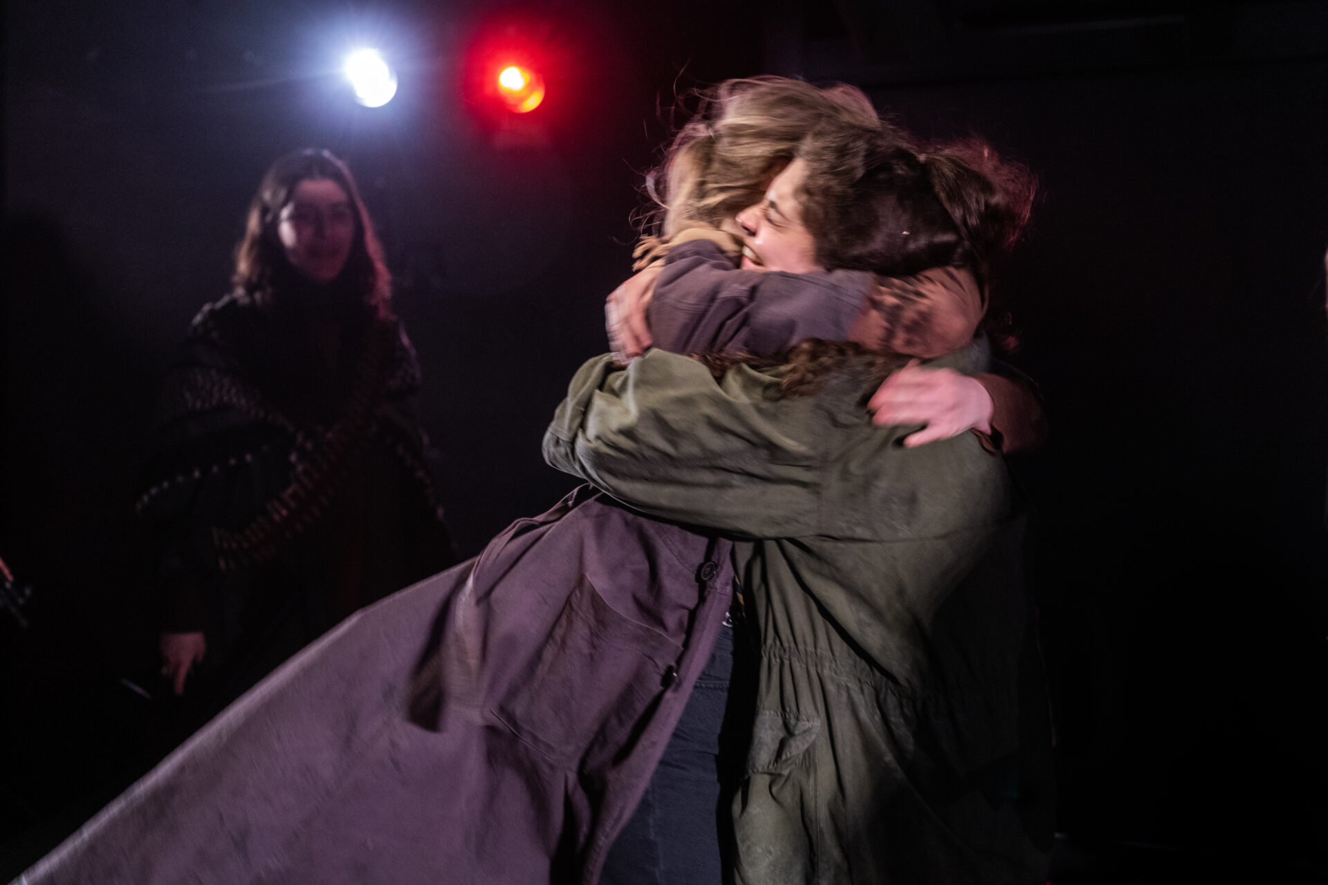 To jenter som klemmer hverandre