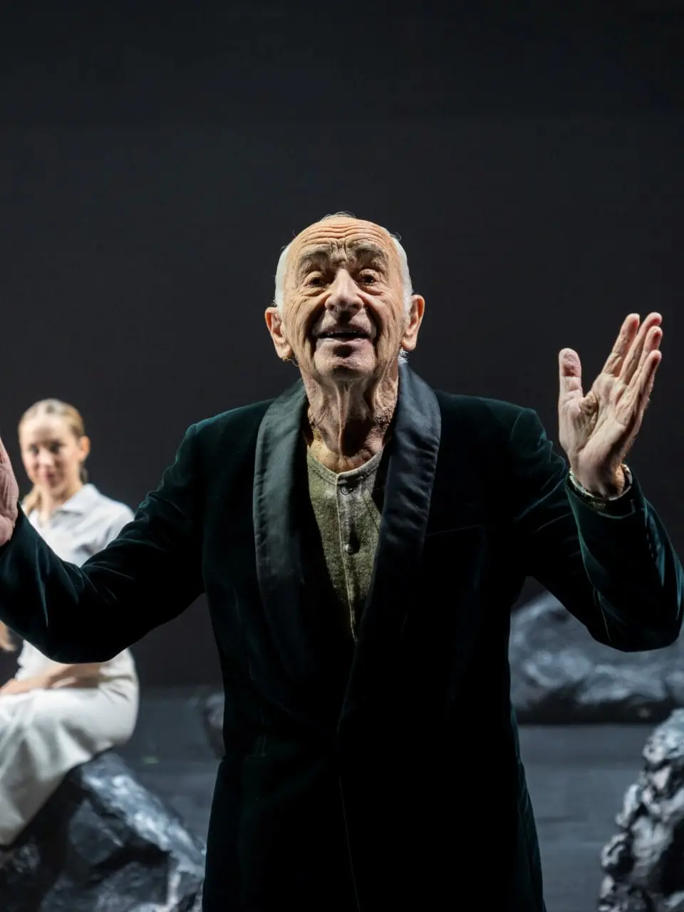 Per Tofte som står med utstrakte armer