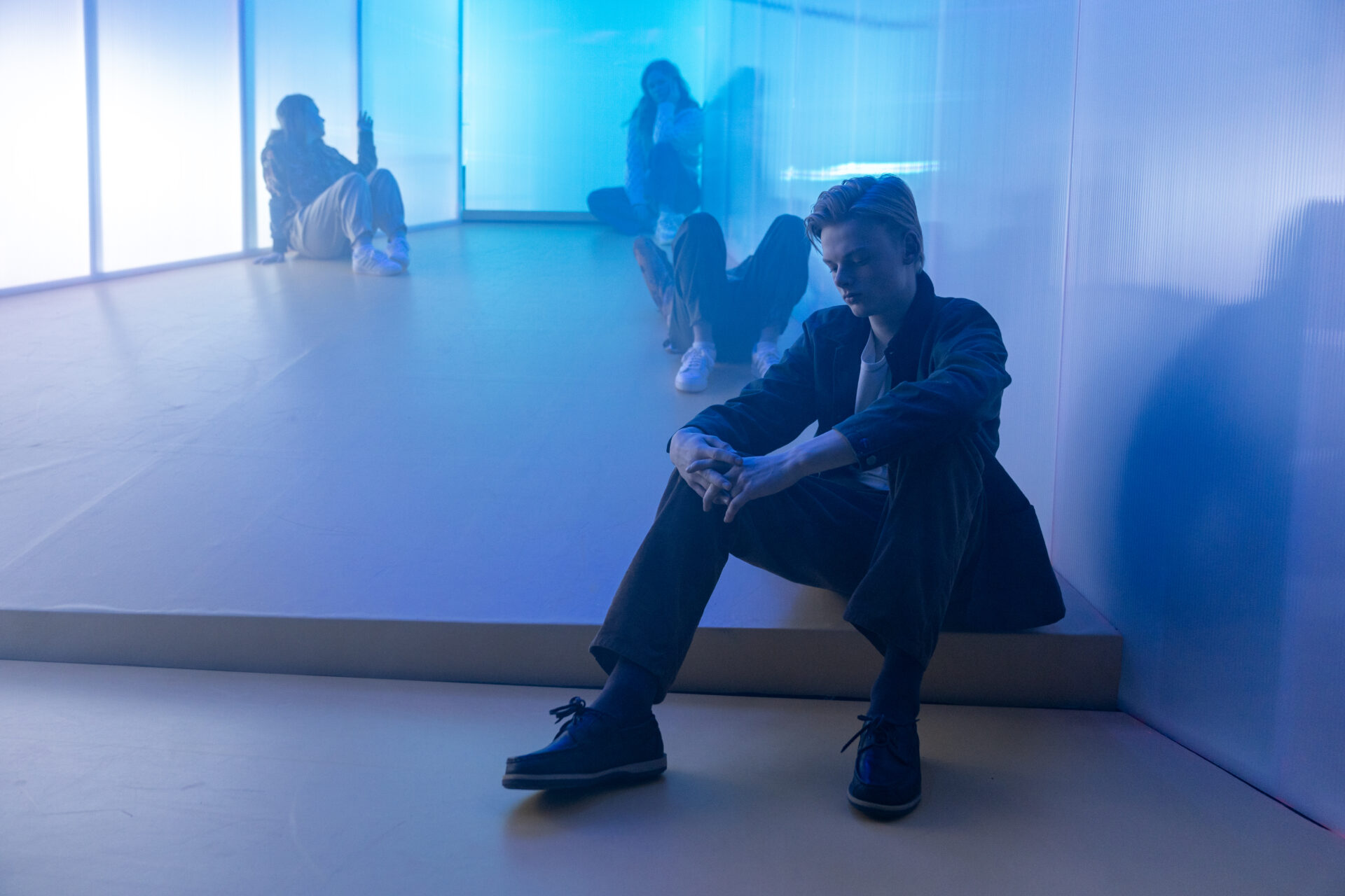 Fire ungdommer som sitter på en scene