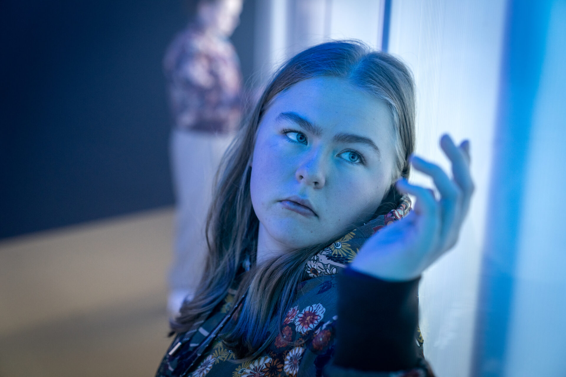 Jente som ser ut i luften