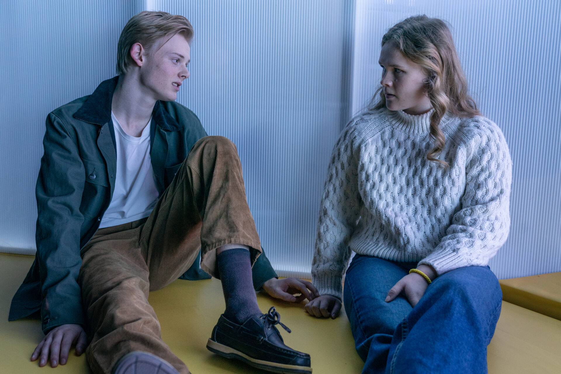 En gutt og en jente som sitter og snakker