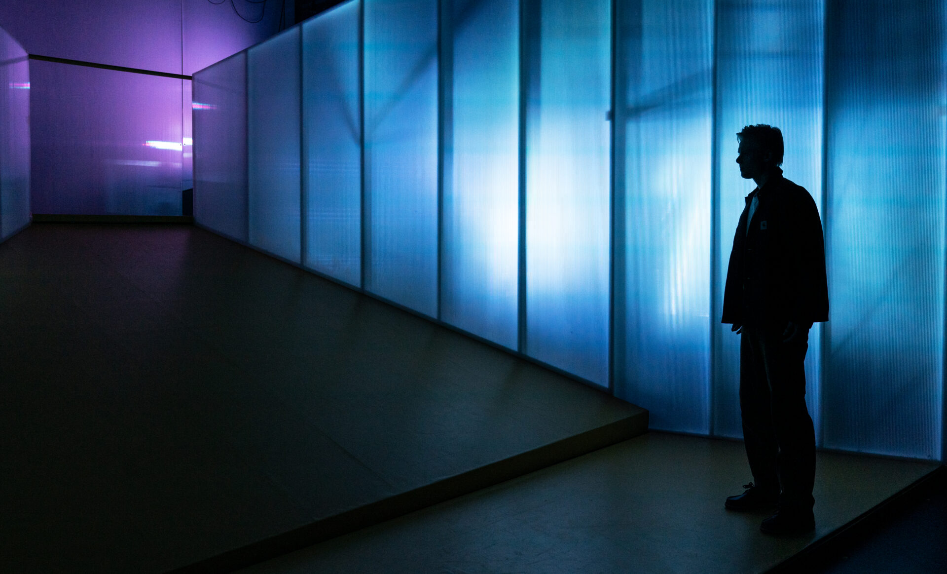 Siluetten av en ung gutt