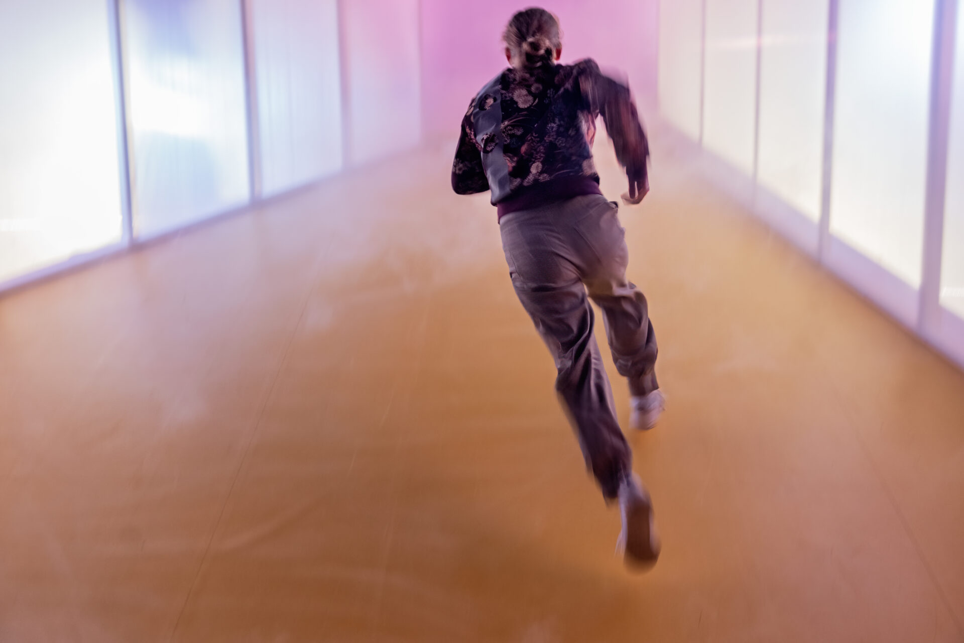 Jente som løper opp scenen