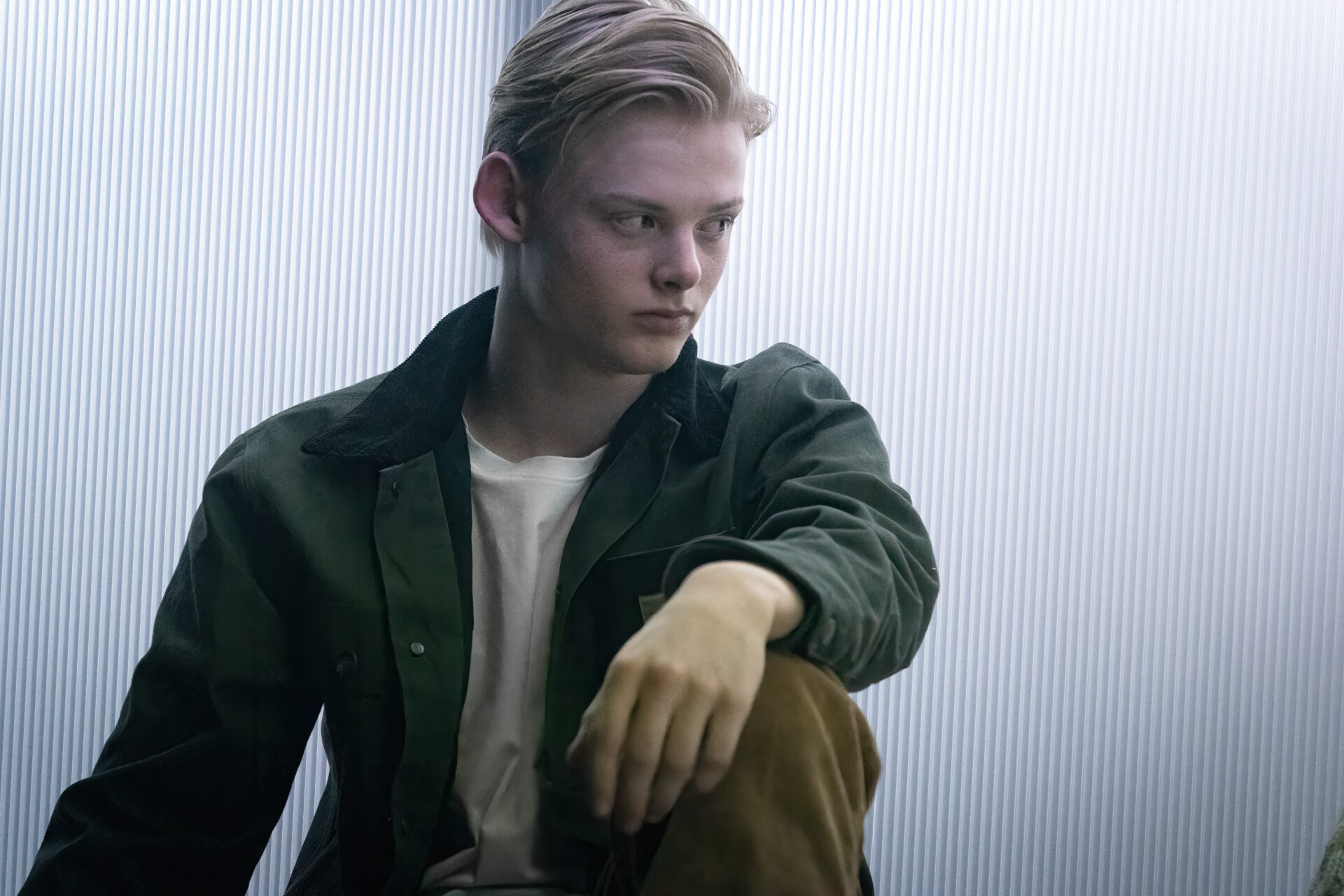 Gutt som ser til høyre