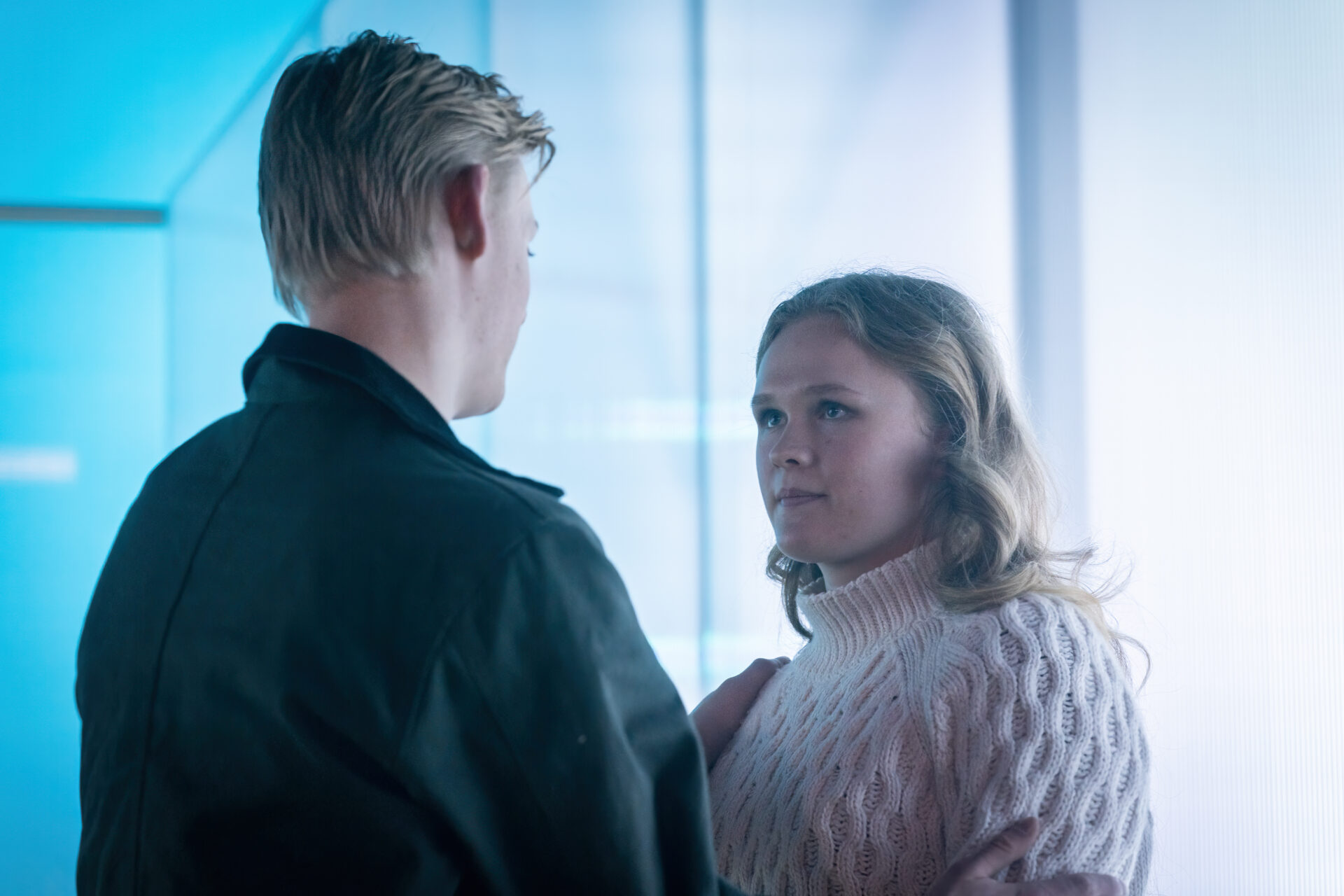 Ung jente som ser på en gutt